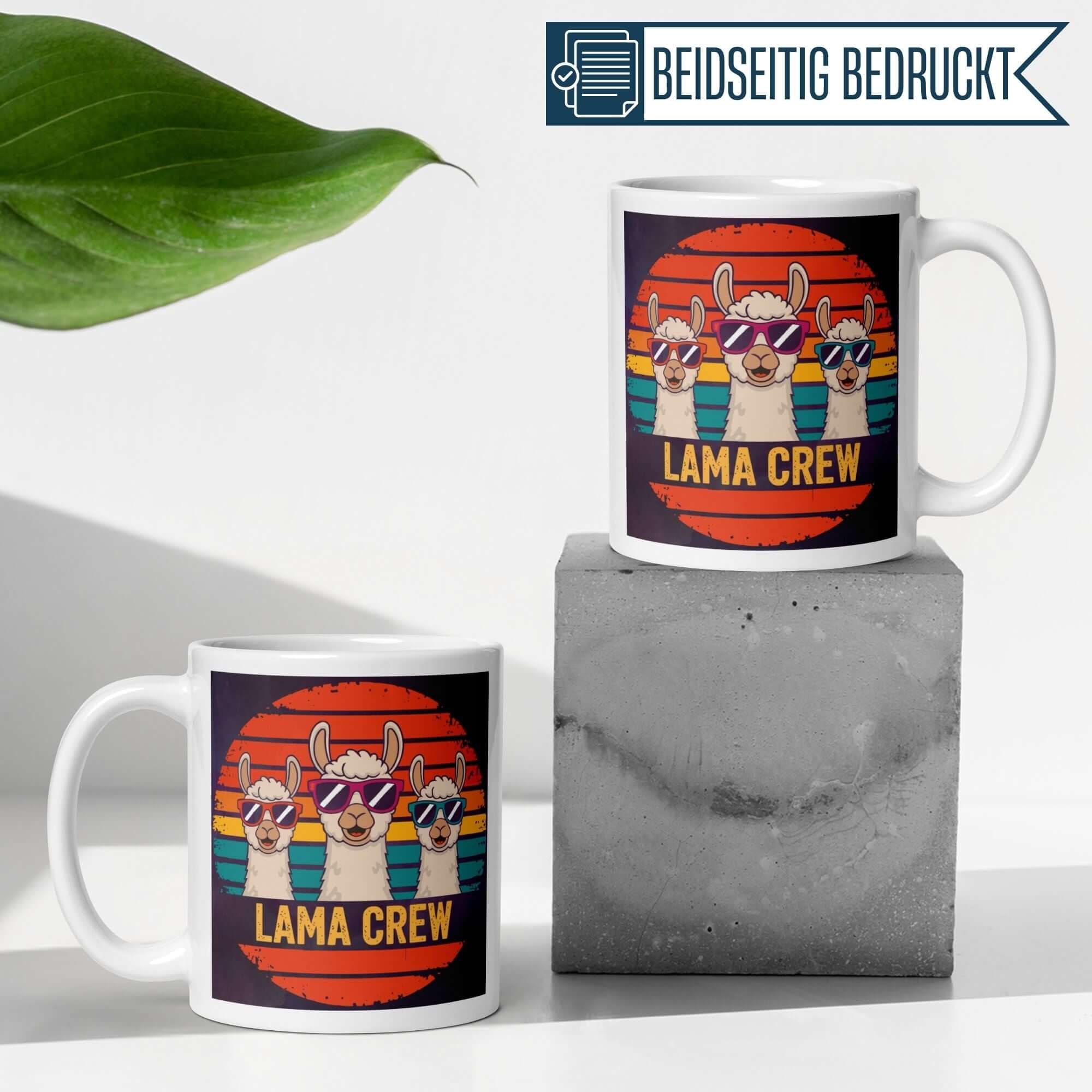 Momentals Lama Crew Tasse mit drei stylischen Lamas in Sonnenbrillen vor Retro-Hintergrund