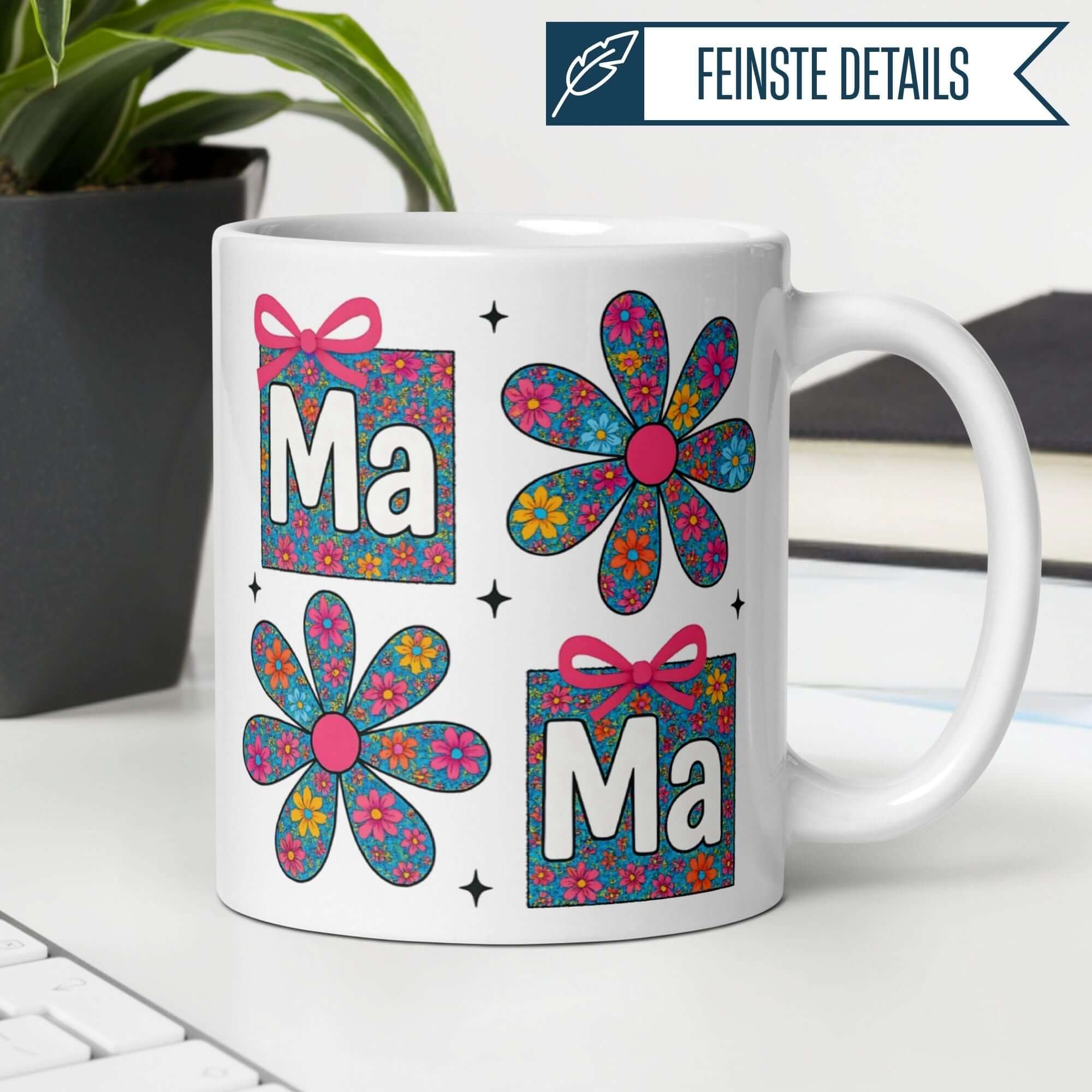 Momentals Tasse Mama mit bunten Blumenmustern und retro Schriftzügen in pink und blau.