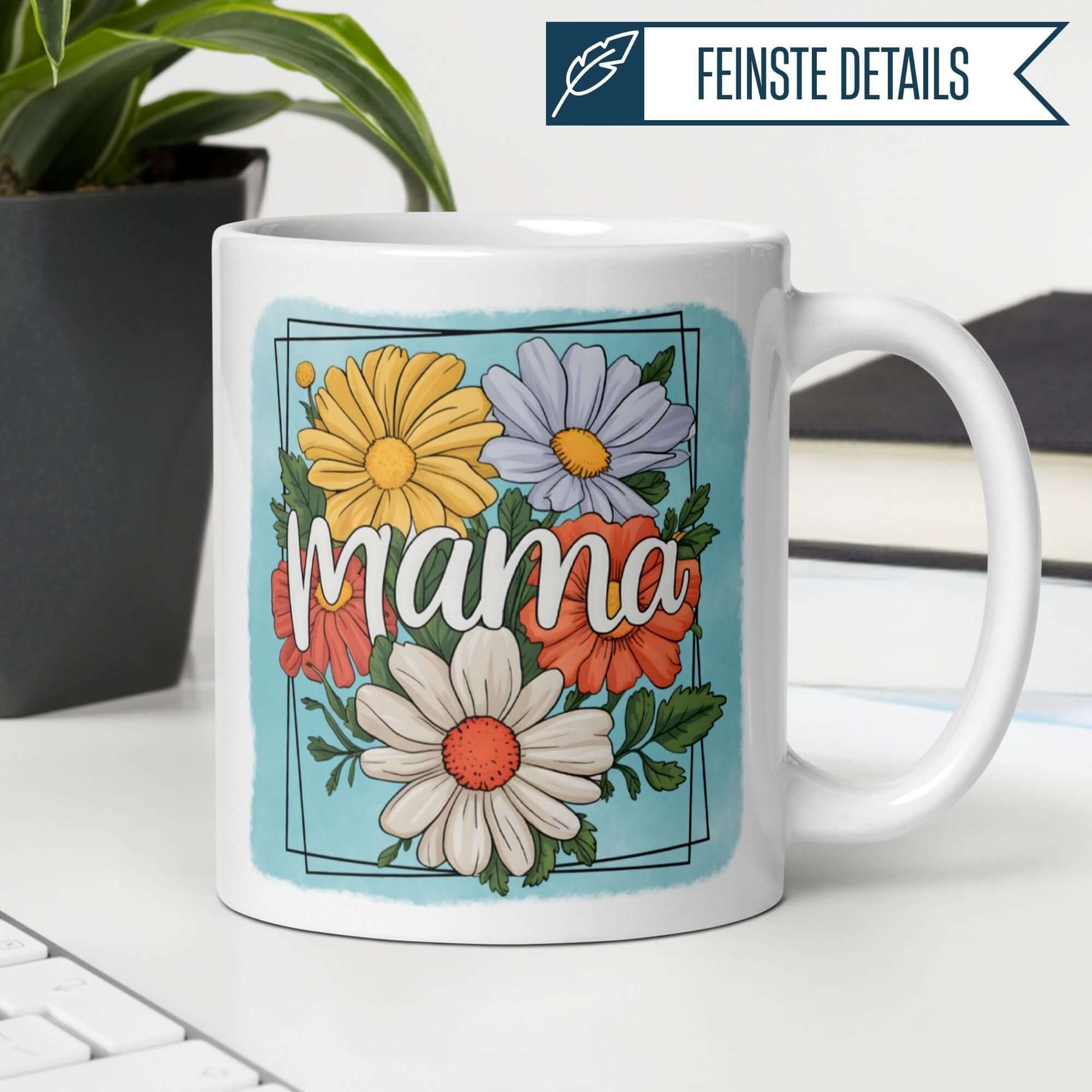 Bunte Mama-Tasse mit Blumen und Handlettering auf schickem Tisch, perfekt für jeden Tag.