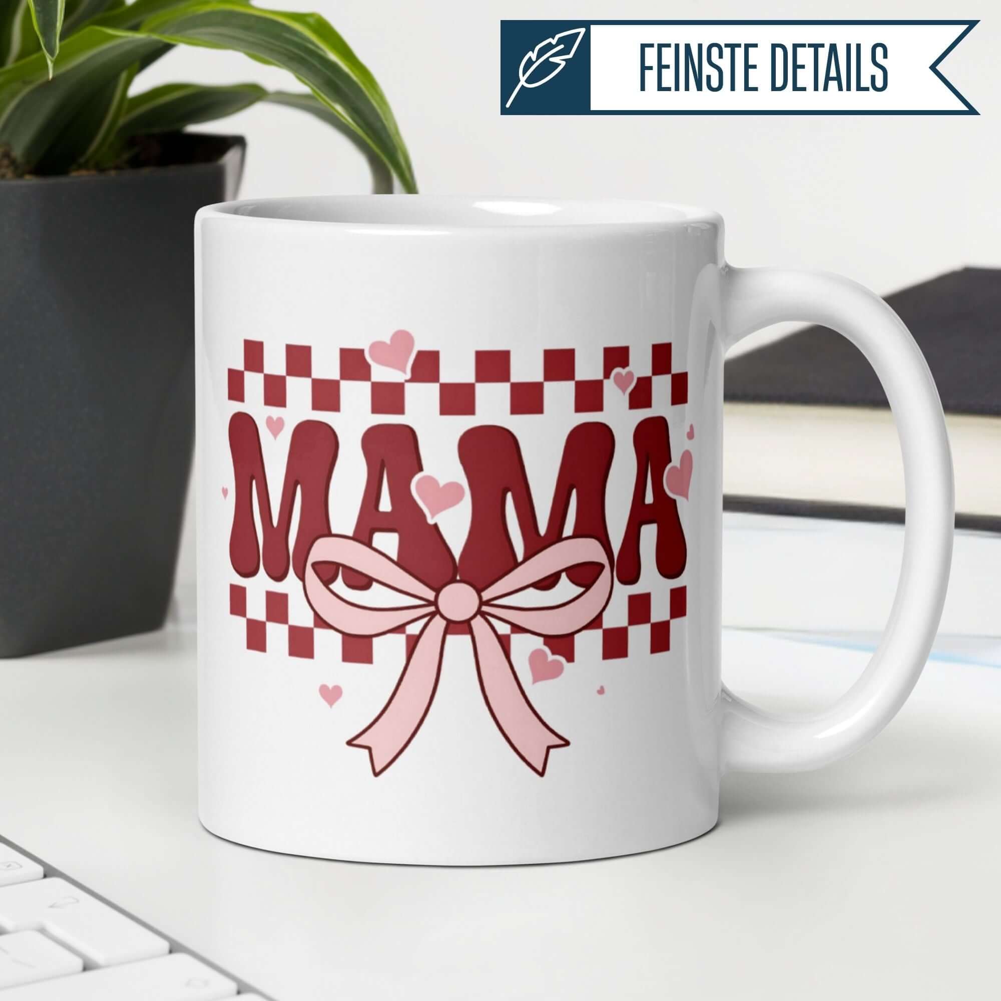 Momentals® Tasse für Mama im Retro Rot-Rosa Design mit Herzen und Schleifen auf einem Schreibtisch.