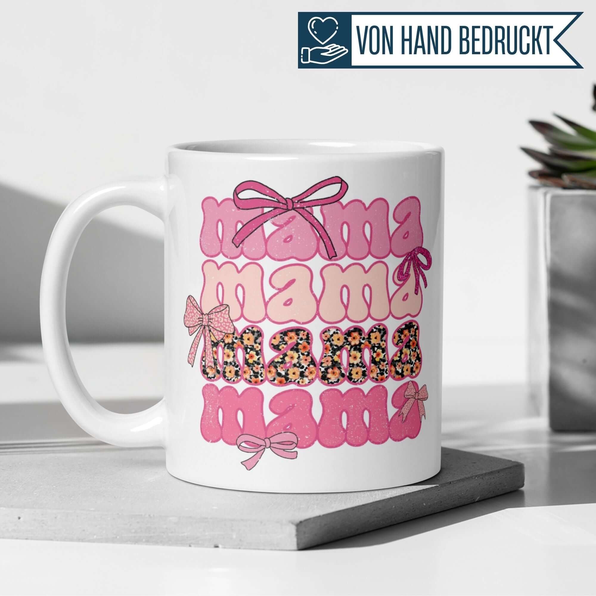 Momentals Mama-Tasse mit bunten Schleifenmotiven und Retro-Optik für echte Mama-Liebe.