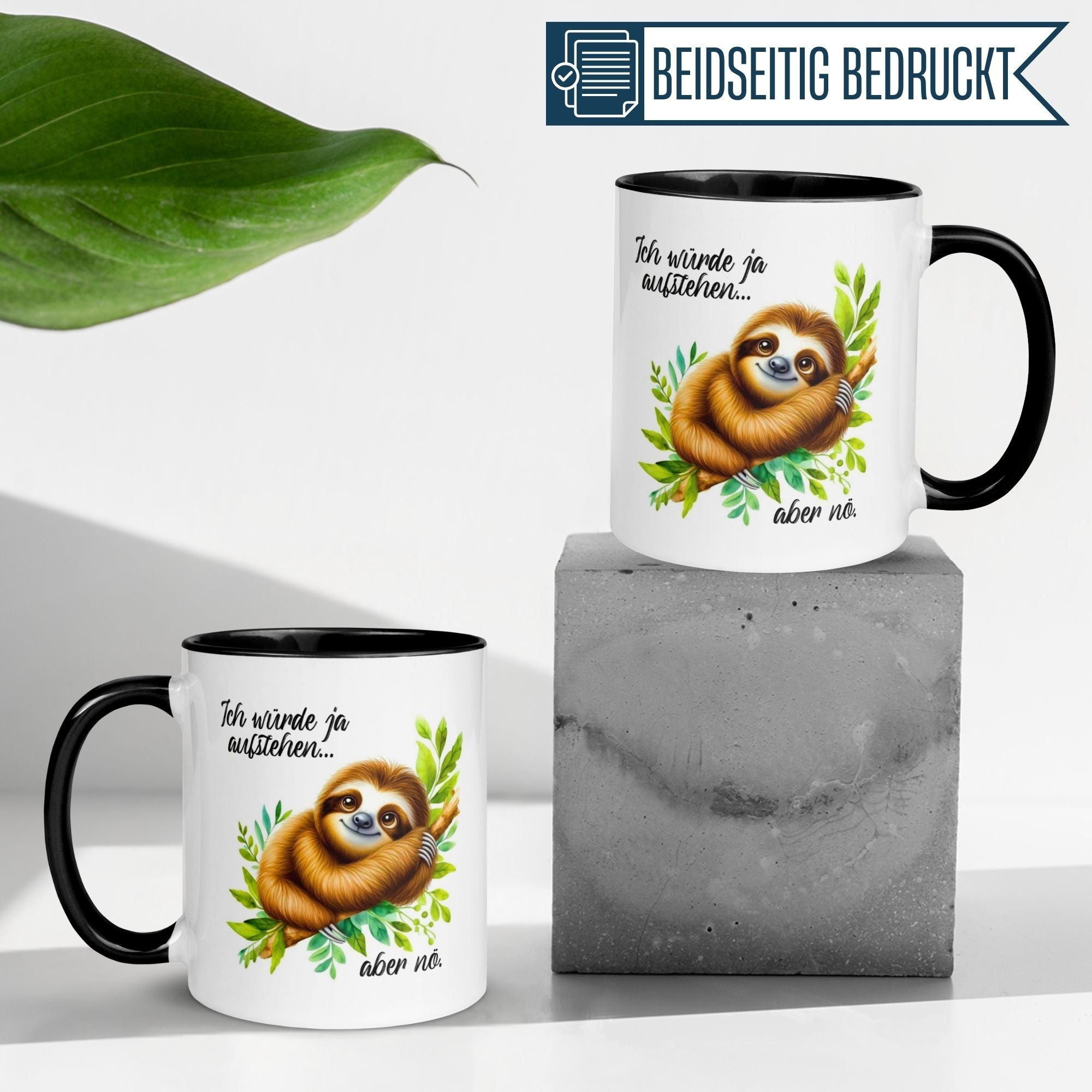 Momentals Tasse mit Faultier und Spruch "Ich würde ja aufstehen... aber nö" auf Betonunterlage.