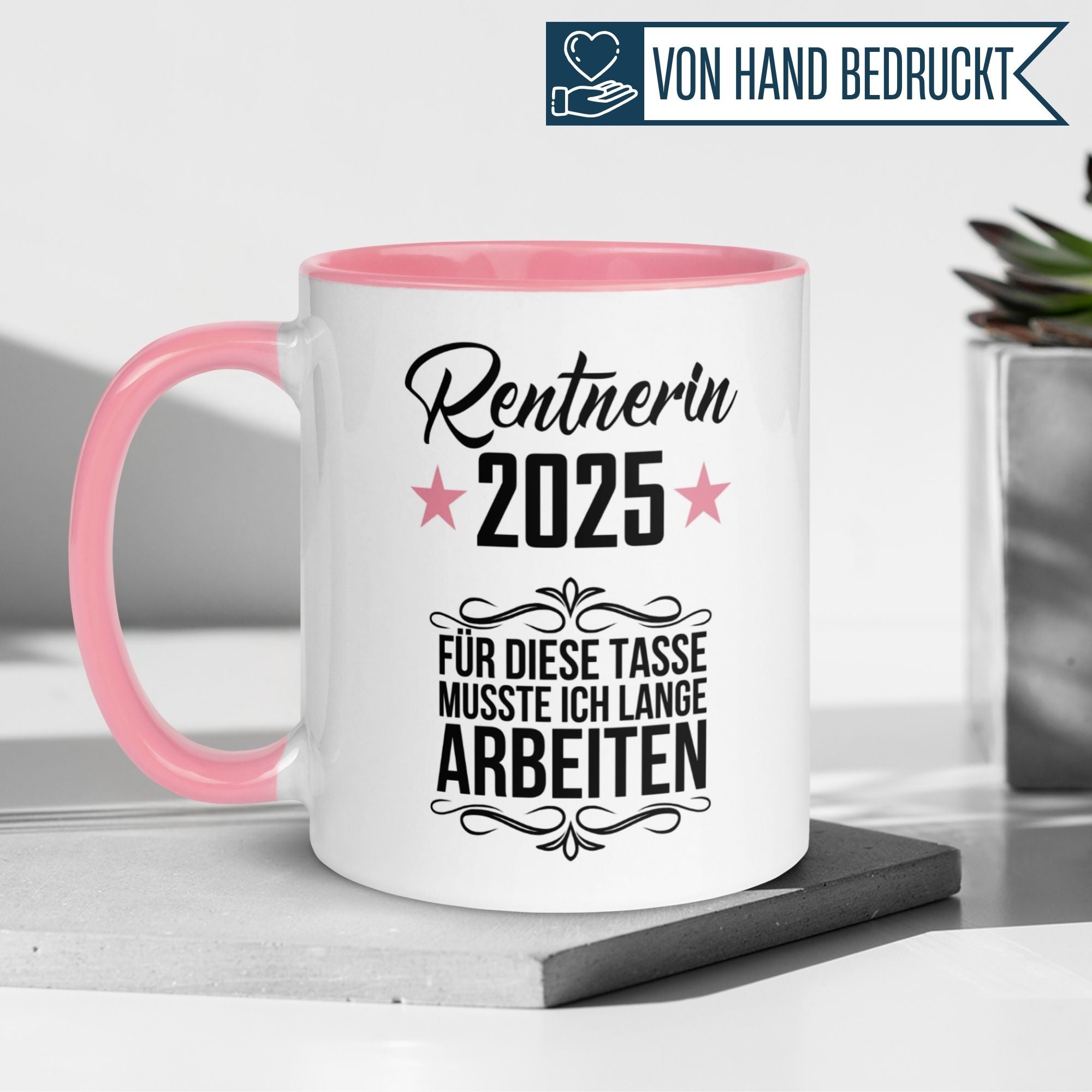 Momentals Tasse 'Rentnerin 2025' mit pinkem Griff, perfektes Geschenk zum Renteneintritt für Frauen.