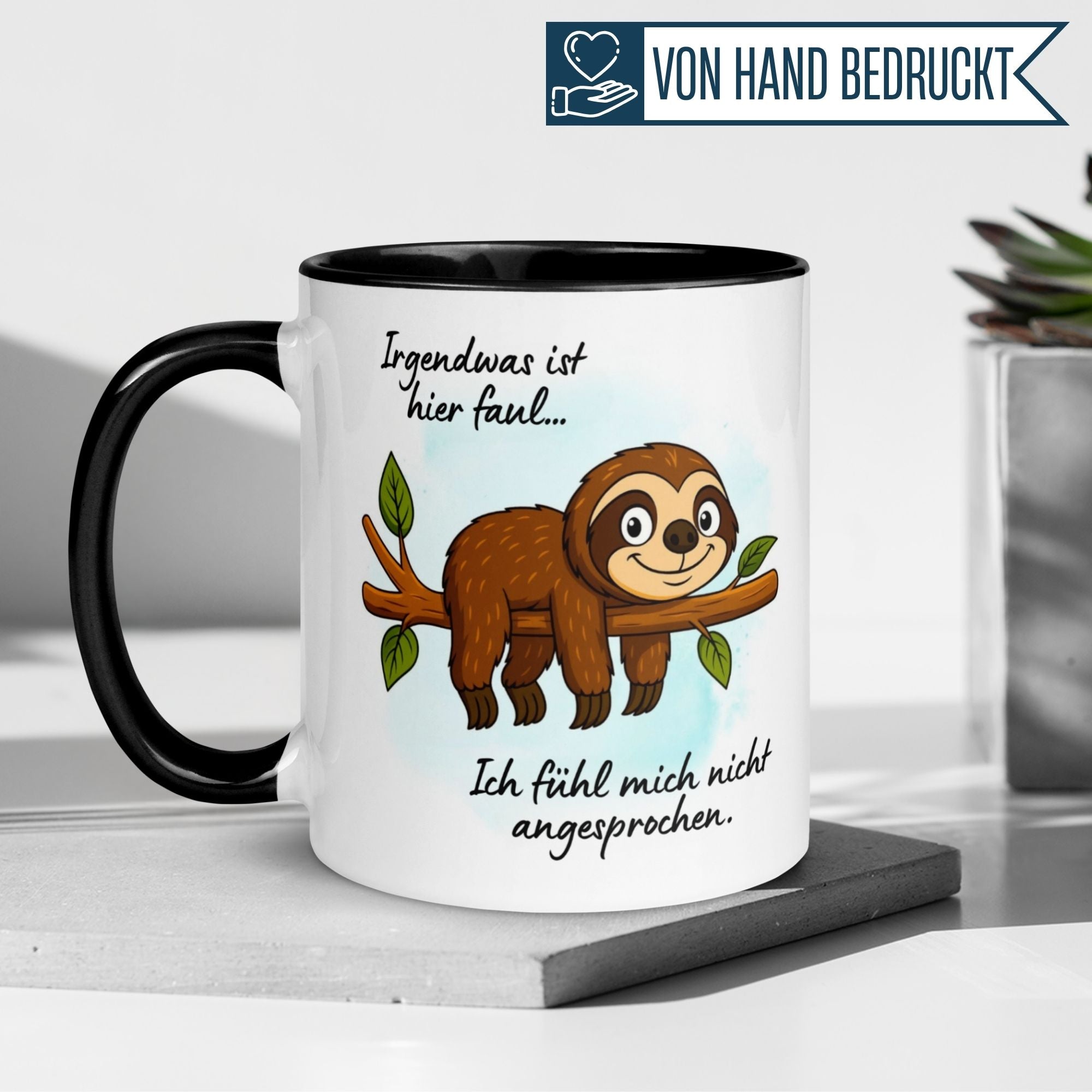 Niedliche Faultier Tasse mit Spruch "Irgendwas ist hier faul" für entspanntes Genießen.
