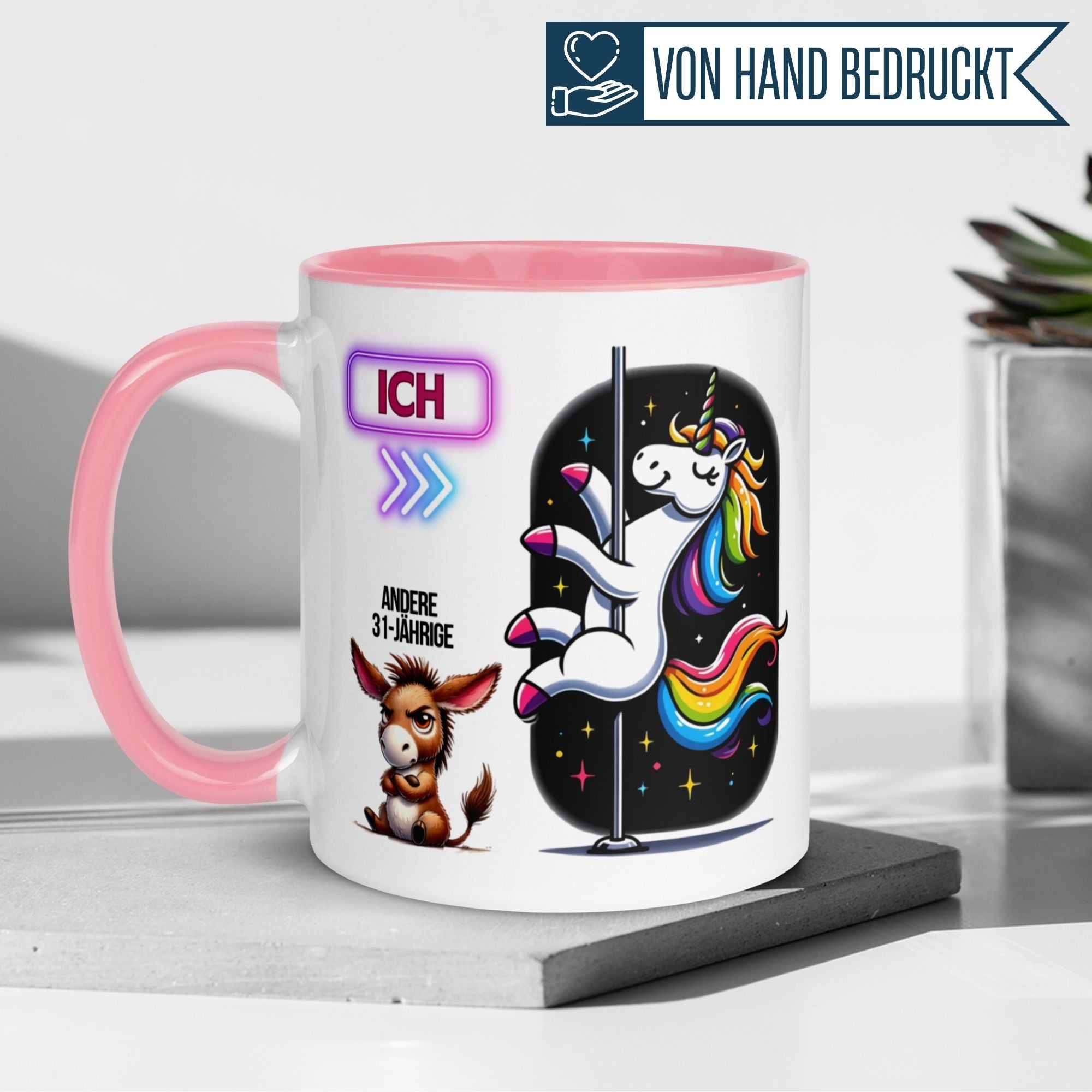 Bunte Geburtstagstasse mit Einhorn und Spruch zum 31. Geburtstag, rosa Henkel, witziges Design.