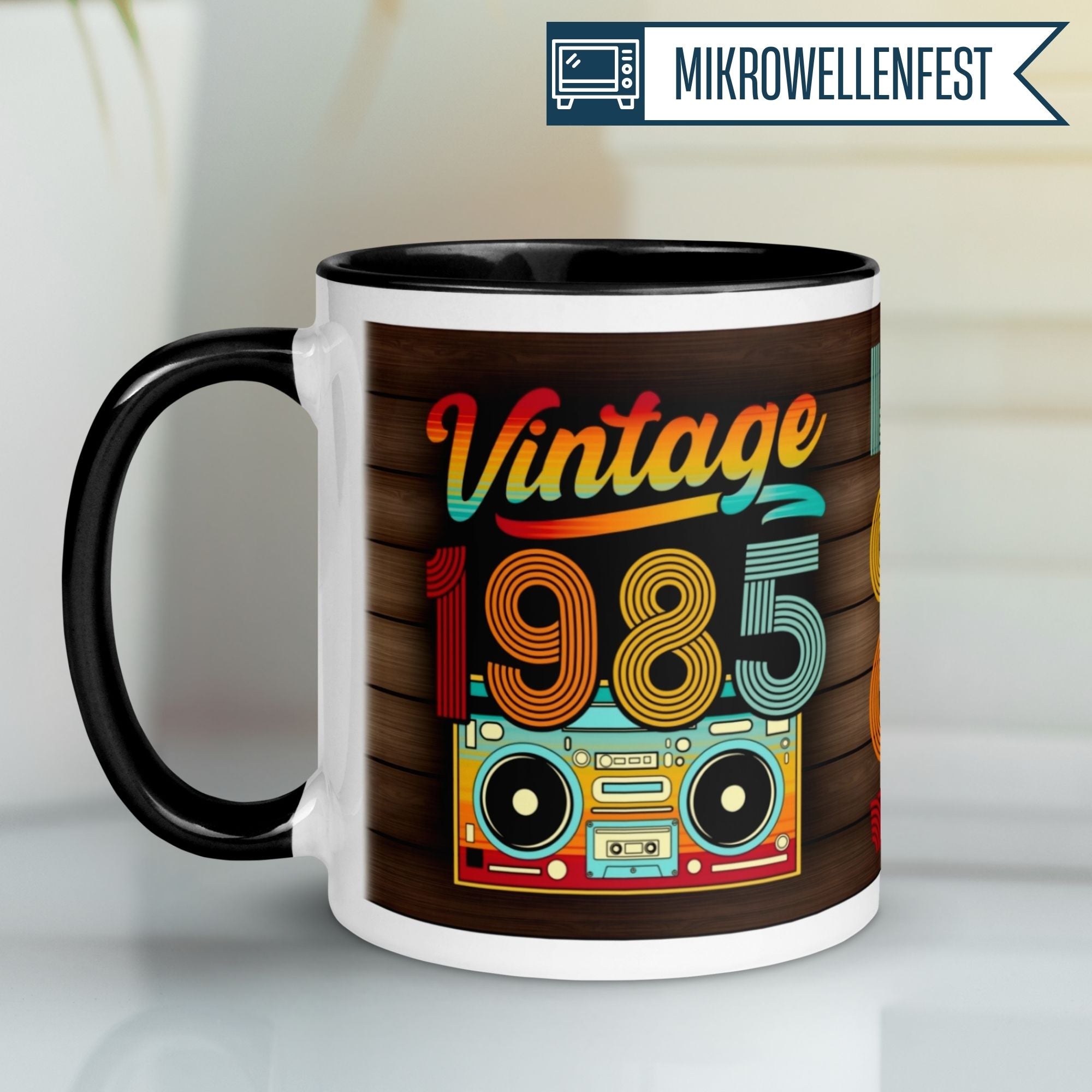 Momentals Tasse zum 40. Geburtstag mit Vintage 1985 Design und buntem Retro-Boomerang.