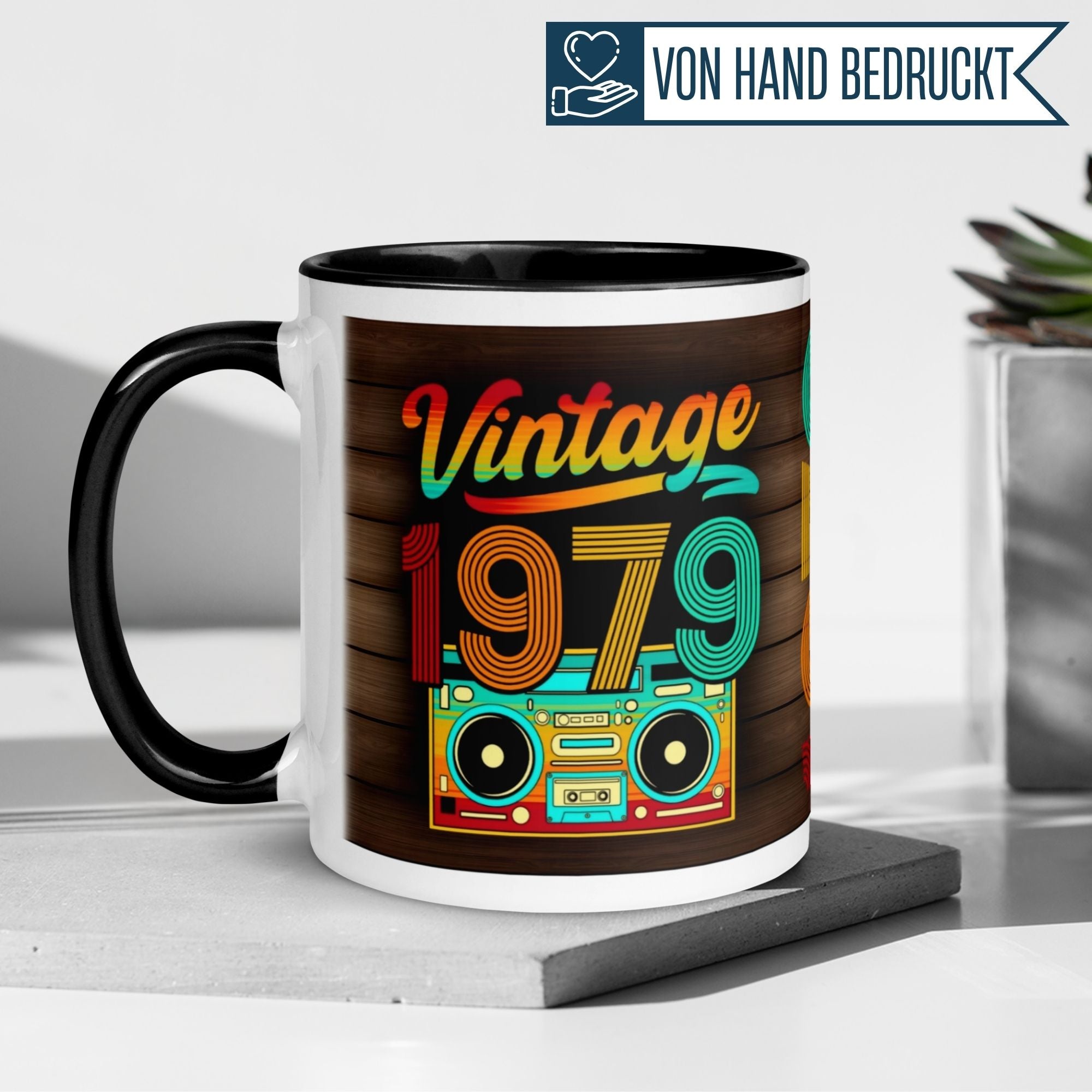 Momentals® Tasse 46. Geburtstag in Retro-Design mit Vintage 1979 Schriftzug und Boombox-Druck.