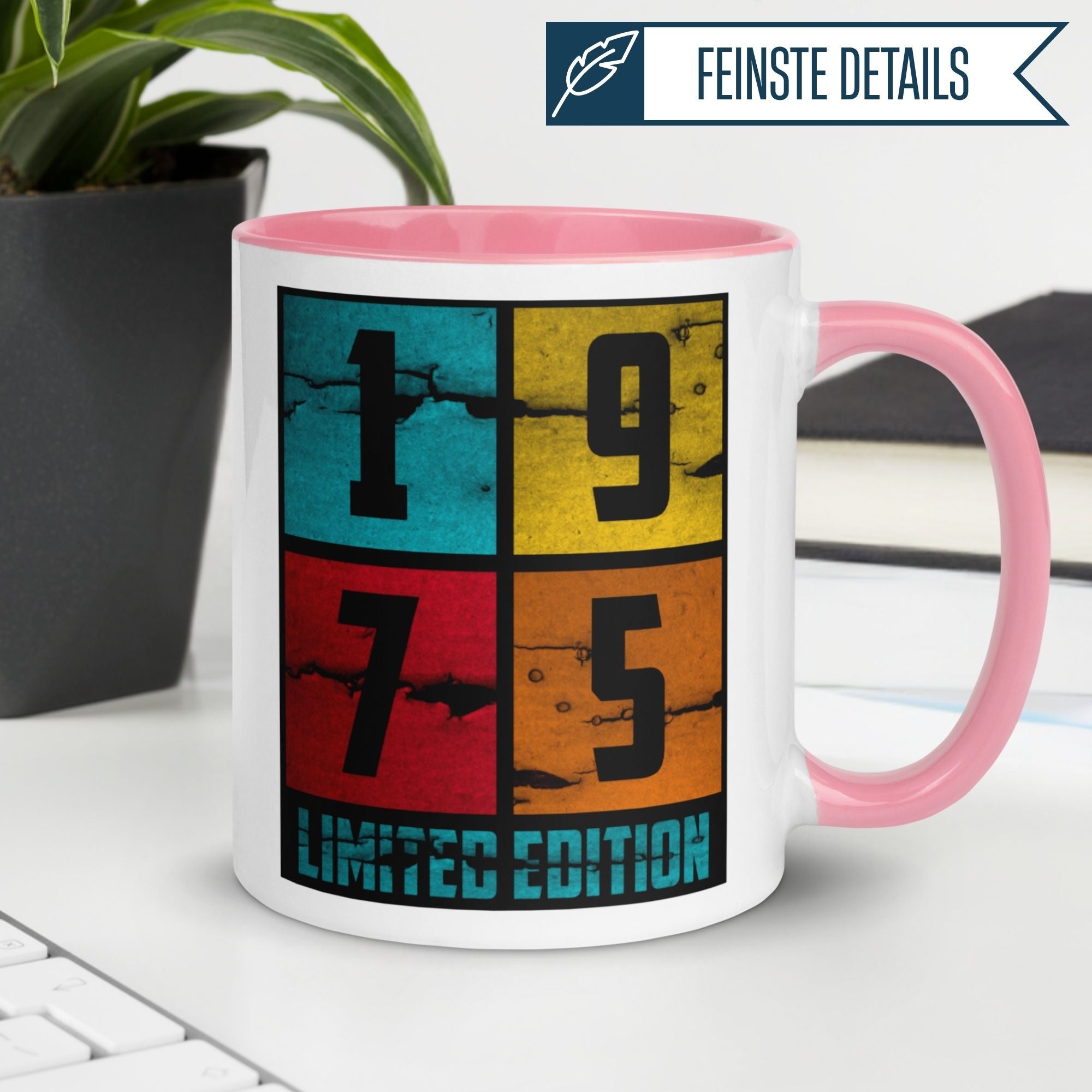 Bunte Tasse zum 50. Geburtstag, Limited Edition 1975, mit fröhlichem Design und pinkem Henkel.