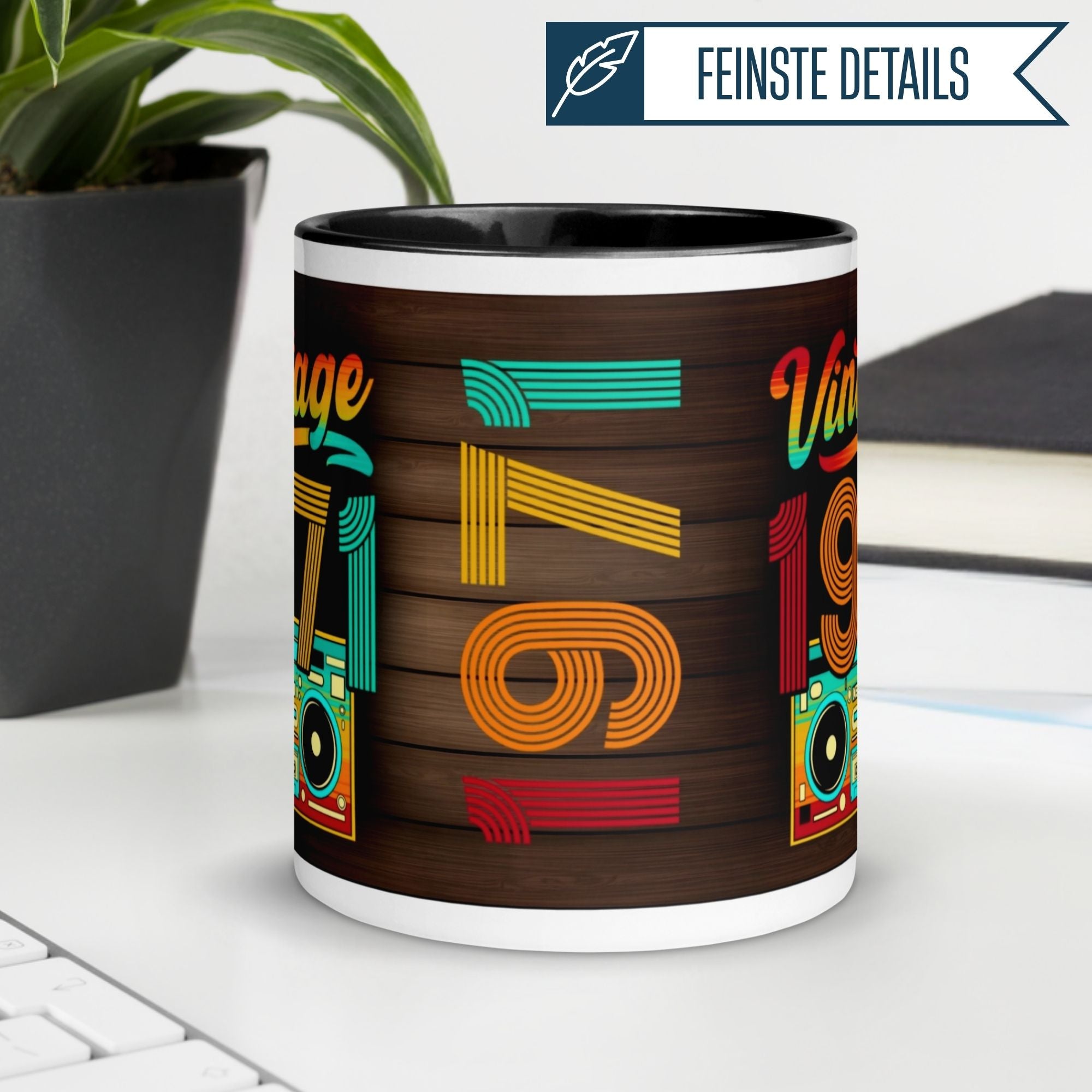 Momentals® 54. Geburtstag Retro-Tasse mit Vintage-Design und bunten Zahlen 1971, ideal für kreative Geschenke.