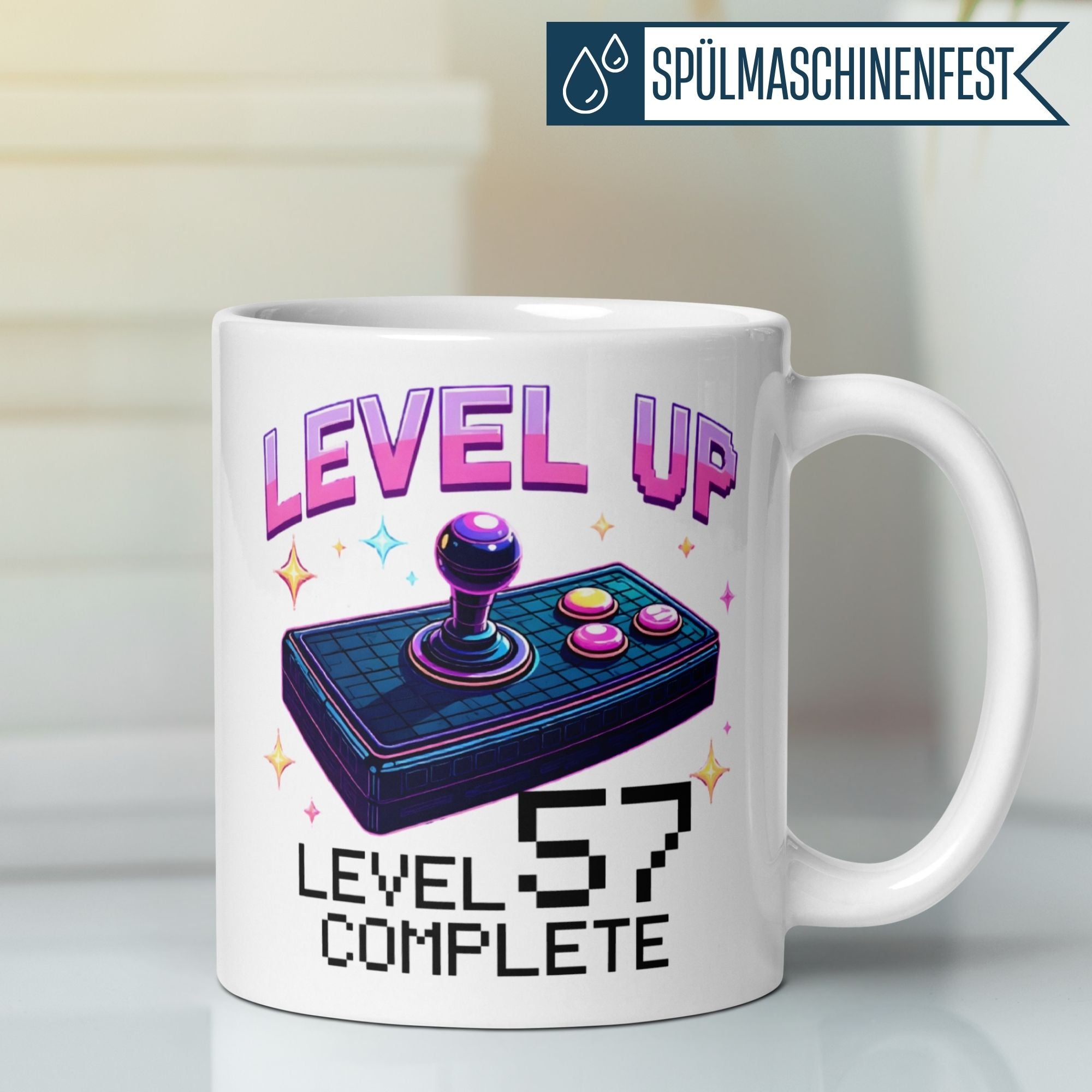 Momentals Tasse für 57. Geburtstag mit Retro-Gaming Design, Level Up und Level 57 Complete.