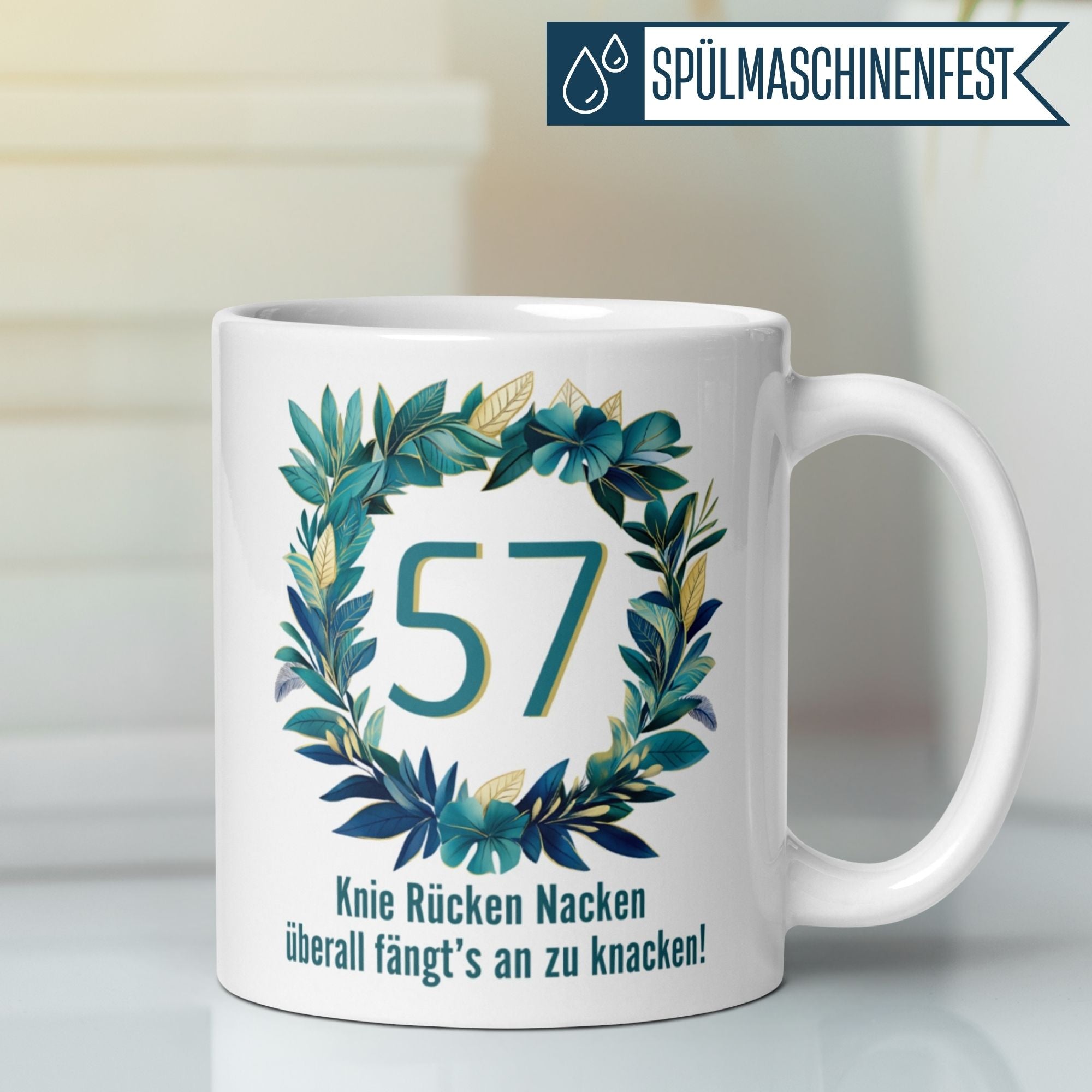 Momentals Tasse für 57. Geburtstag mit Kranz und spritzigem Spruch, perfekt für jeden Kaffee-Moment!