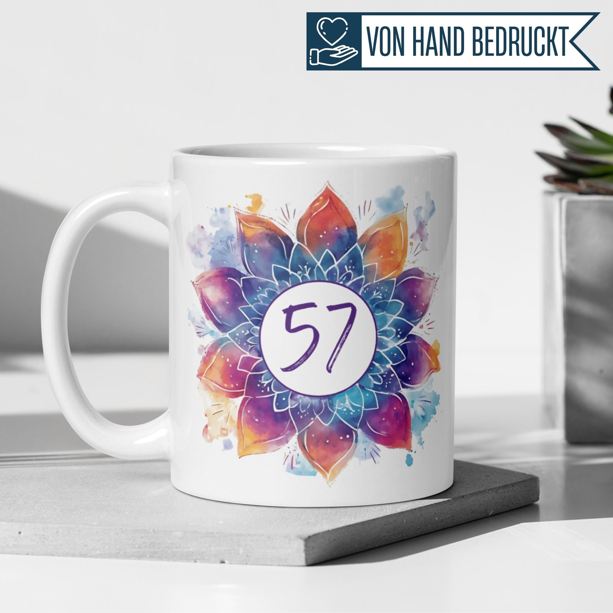 Bunte Tasse mit Mandala-Muster und der Zahl 57 für Geburtstagsfeiern, perfekt für Kaffee und Tee.