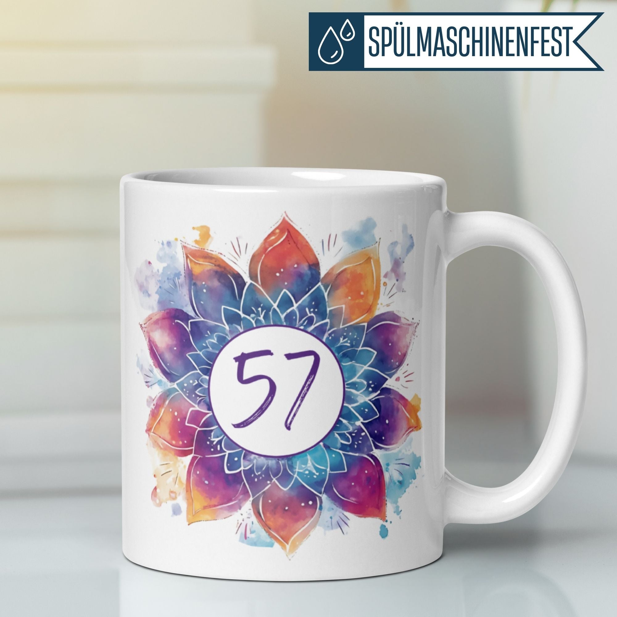 Bunte Tasse mit Mandala-Design und der Zahl 57, ideal für Geburtstagsfrühstück oder Teestunden.