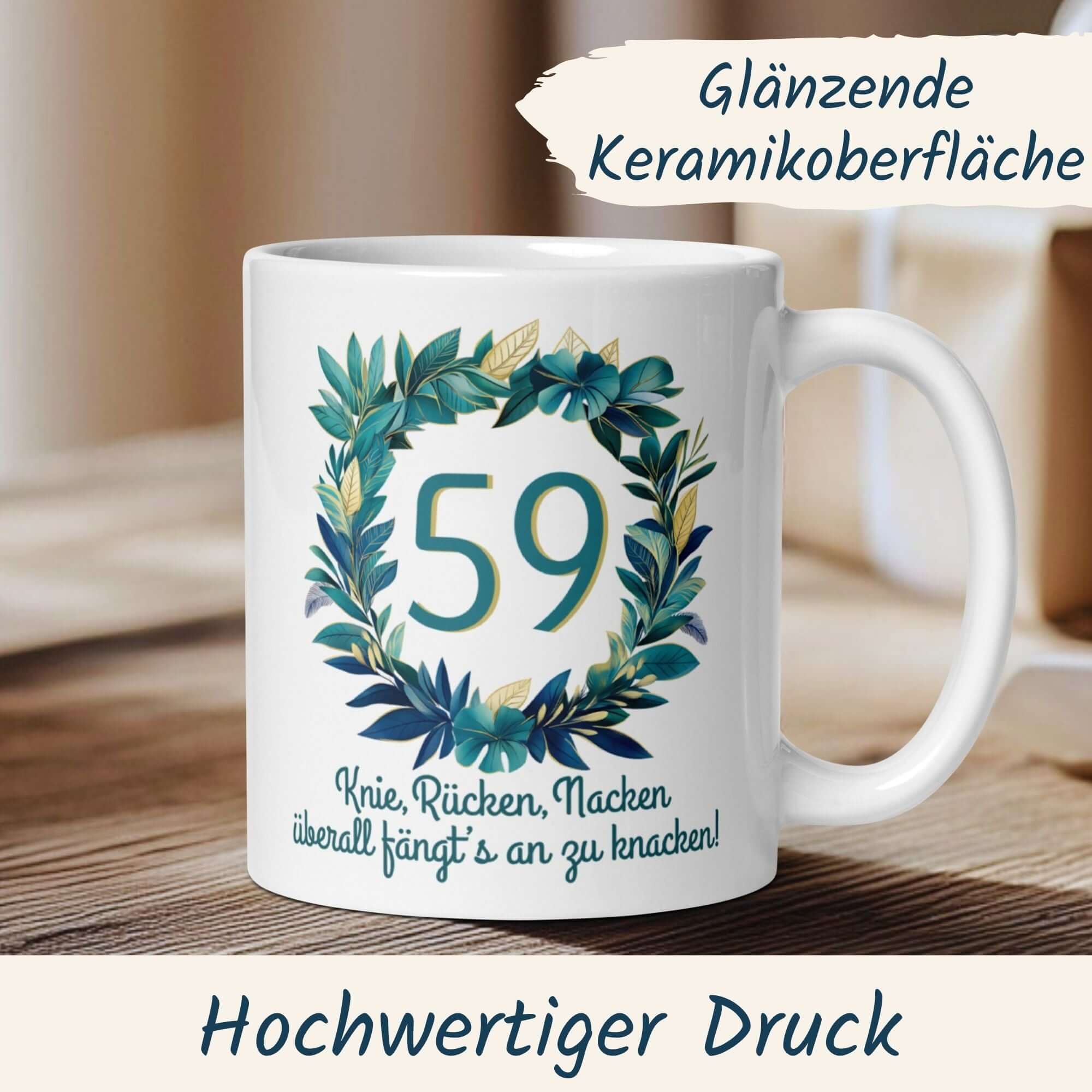 Momentals® Tasse für 59. Geburtstag mit humorvollem Spruch und elegantem Blumenkranz auf glanzender Keramikoberfläche.