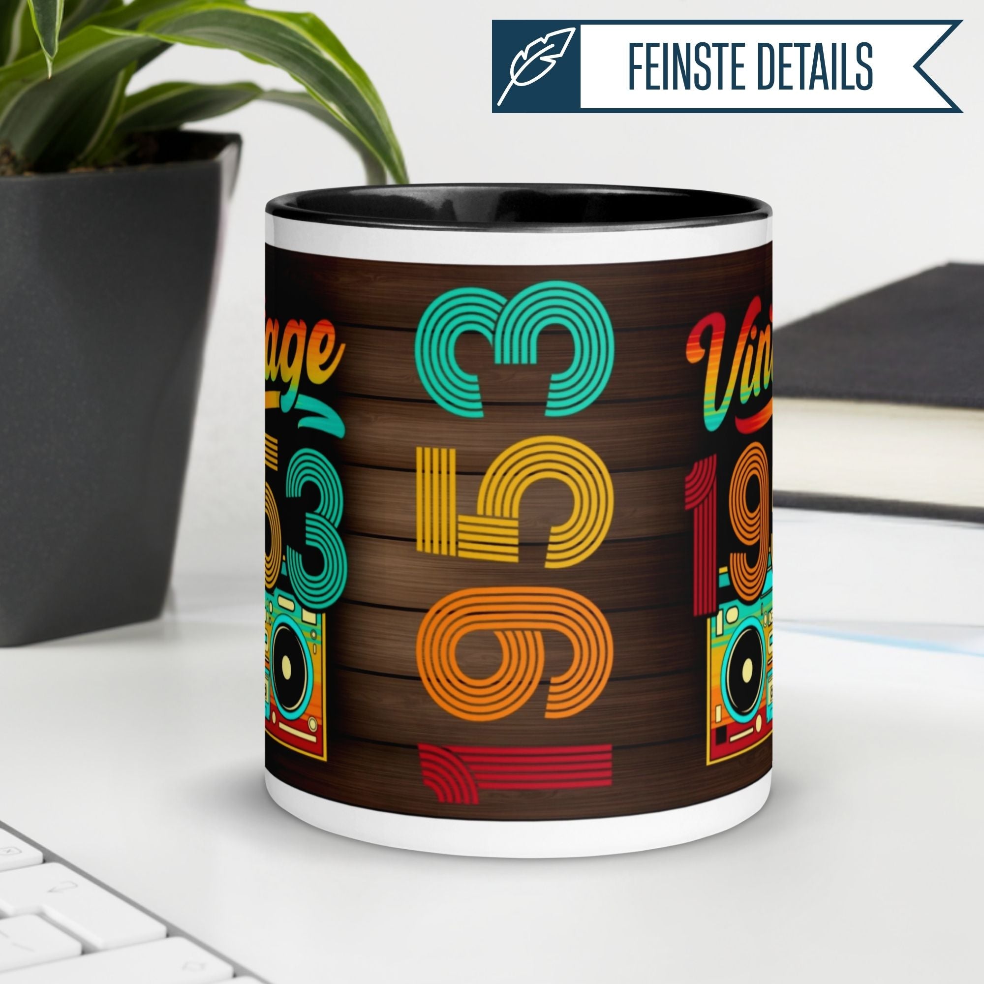Momentals® Tasse zum 72. Geburtstag, Vintage 1953 Design mit bunten Zahlen und Retro-Stil, perfektes Geschenk.