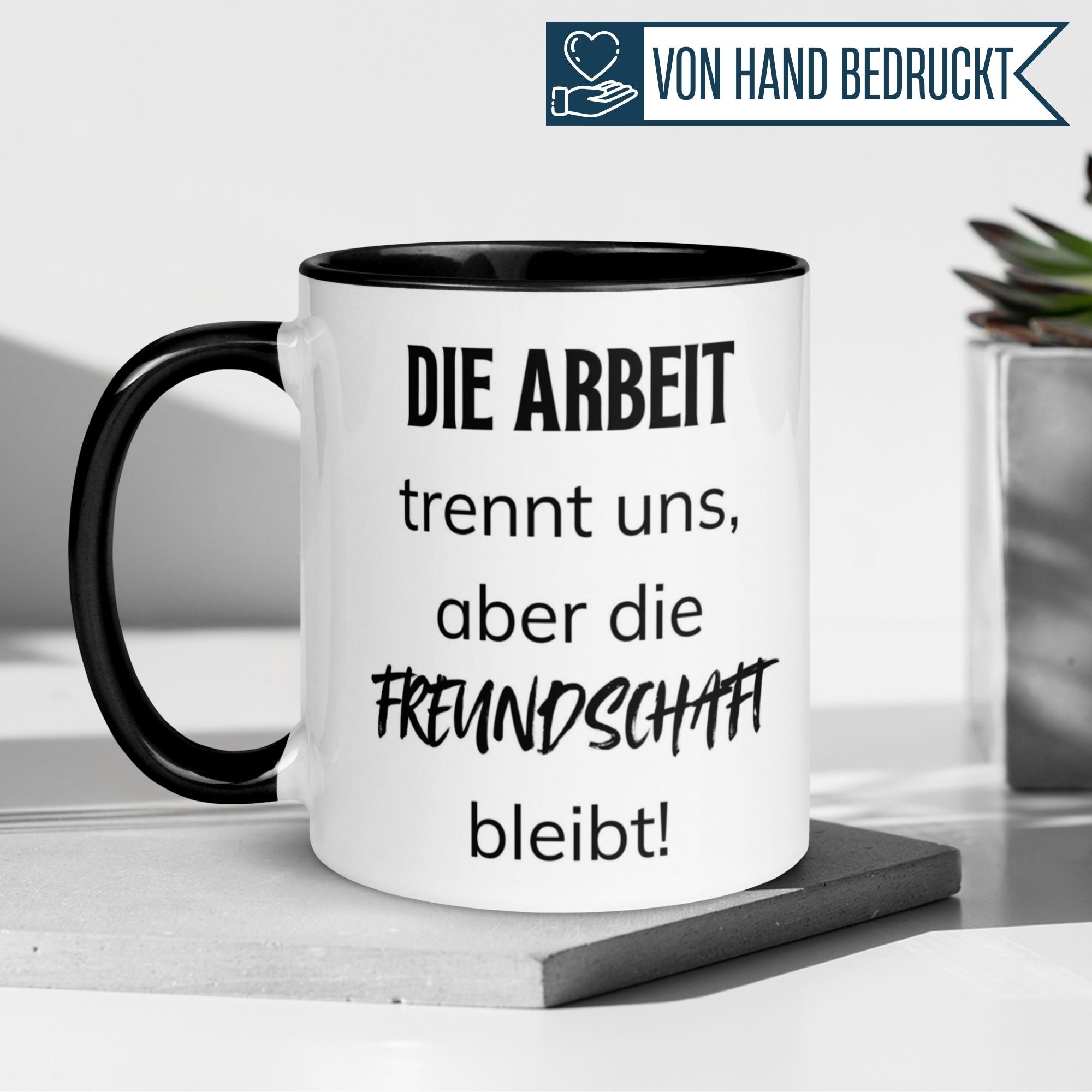 Momentals® Abschiedstasse mit Spruch "Die Arbeit trennt uns, aber die Freundschaft bleibt" in modernem Design.