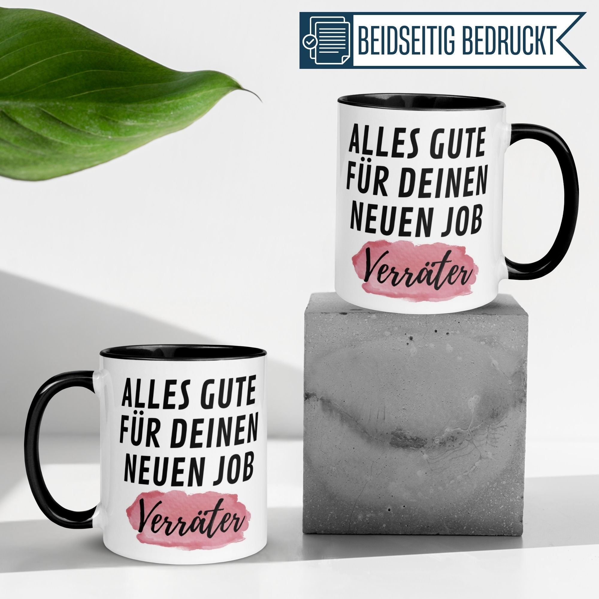 Momentals Tasse mit Spruch "Alles Gute für deinen neuen Job – Verräter" auf dekorativem Hintergrund.