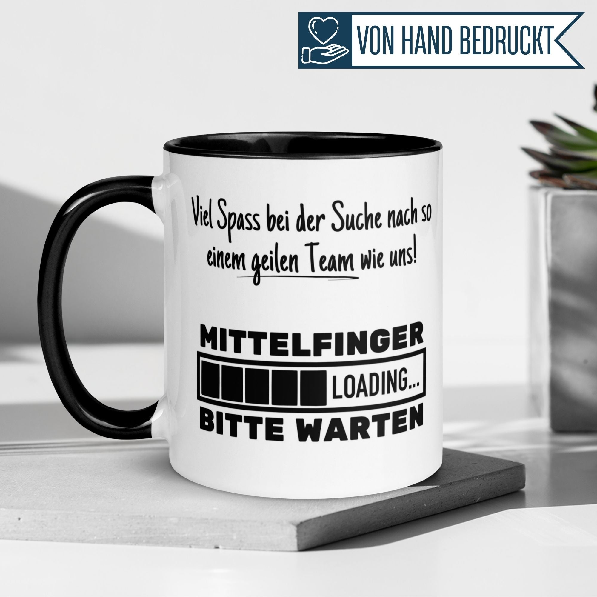Momentals Tasse mit frechem Abschiedsdesign "Mittelfinger loading... bitte warten" für humorvolle Abschiede im Job.