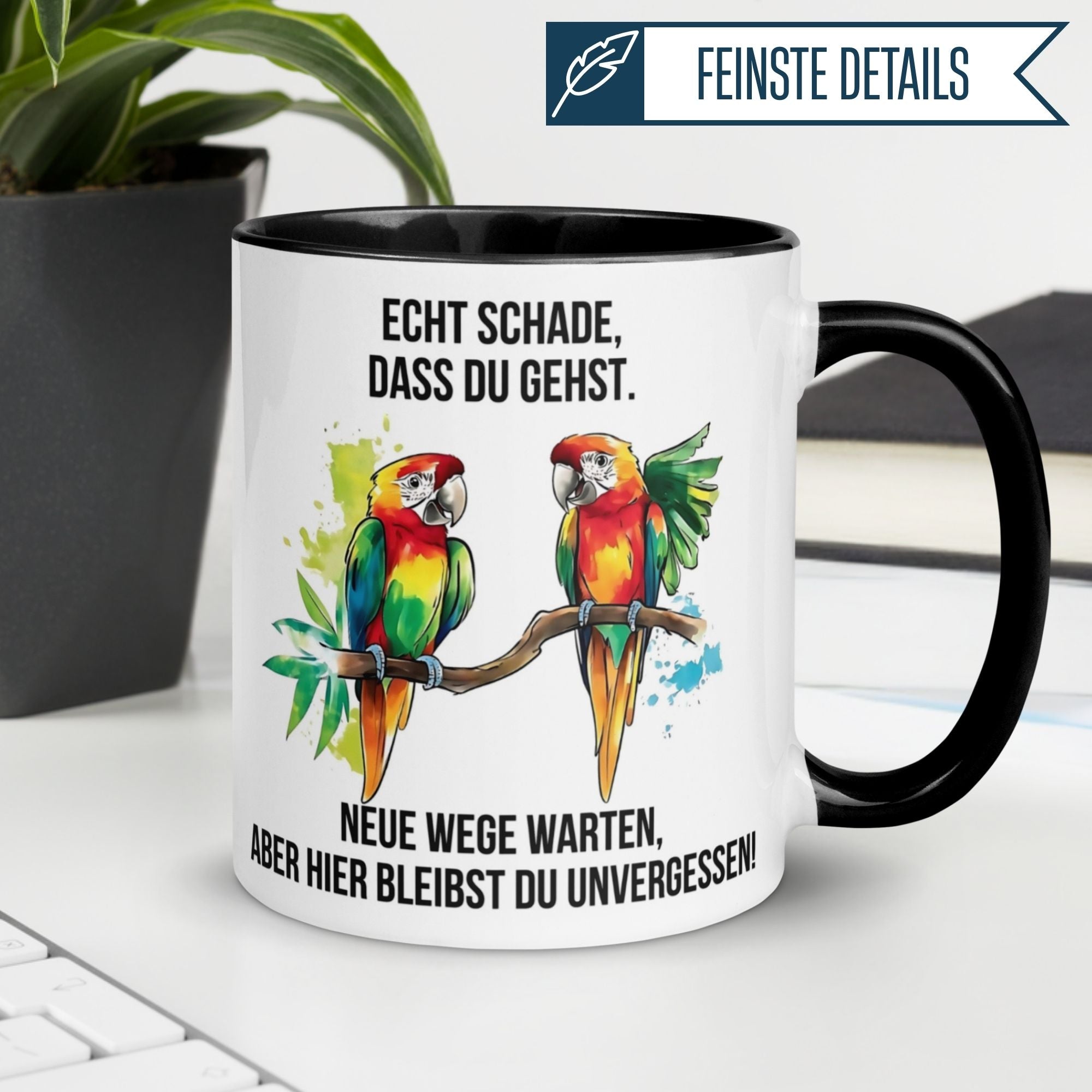 Momentals® Abschiedstasse mit bunten Papageien und humorvollem Spruch für Kollegen.