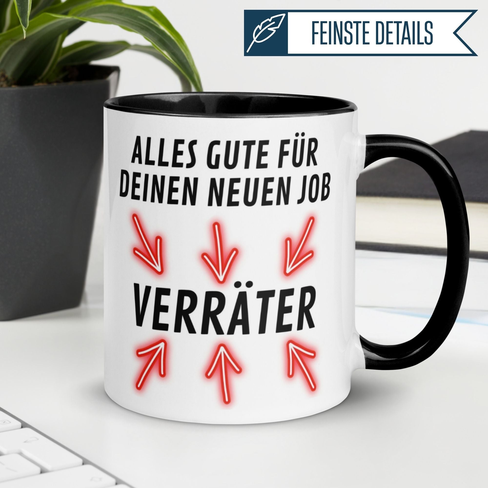 Momentals® Abschiedstasse mit rotem Pfeil-Design und dem Spruch 'Alles Gute für deinen neuen Job – VERRÄTER'.