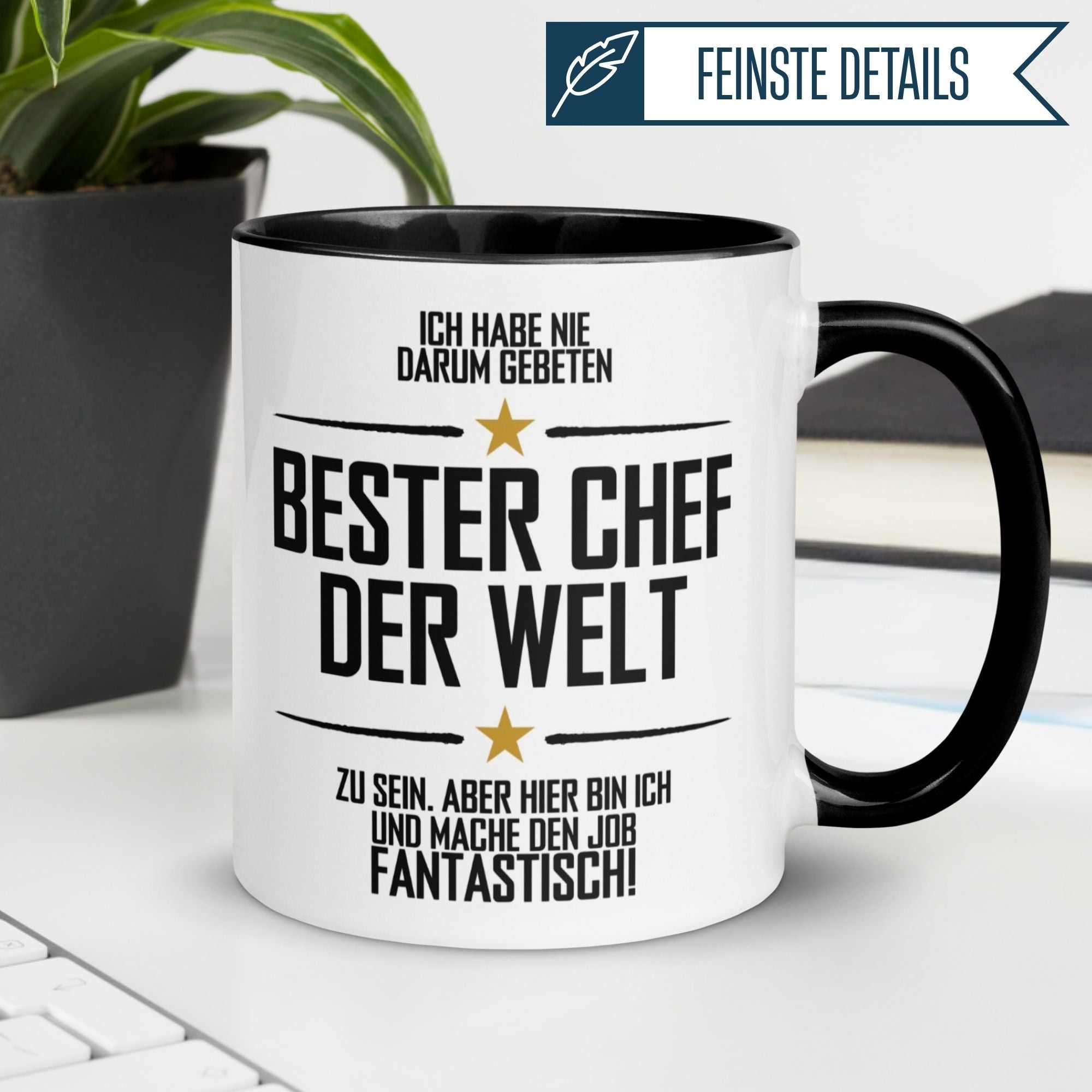 Schwarze Tasse mit Spruch: 'Bester Chef der Welt' – perfektes Geschenk für humorvolle Chefs im Büro.