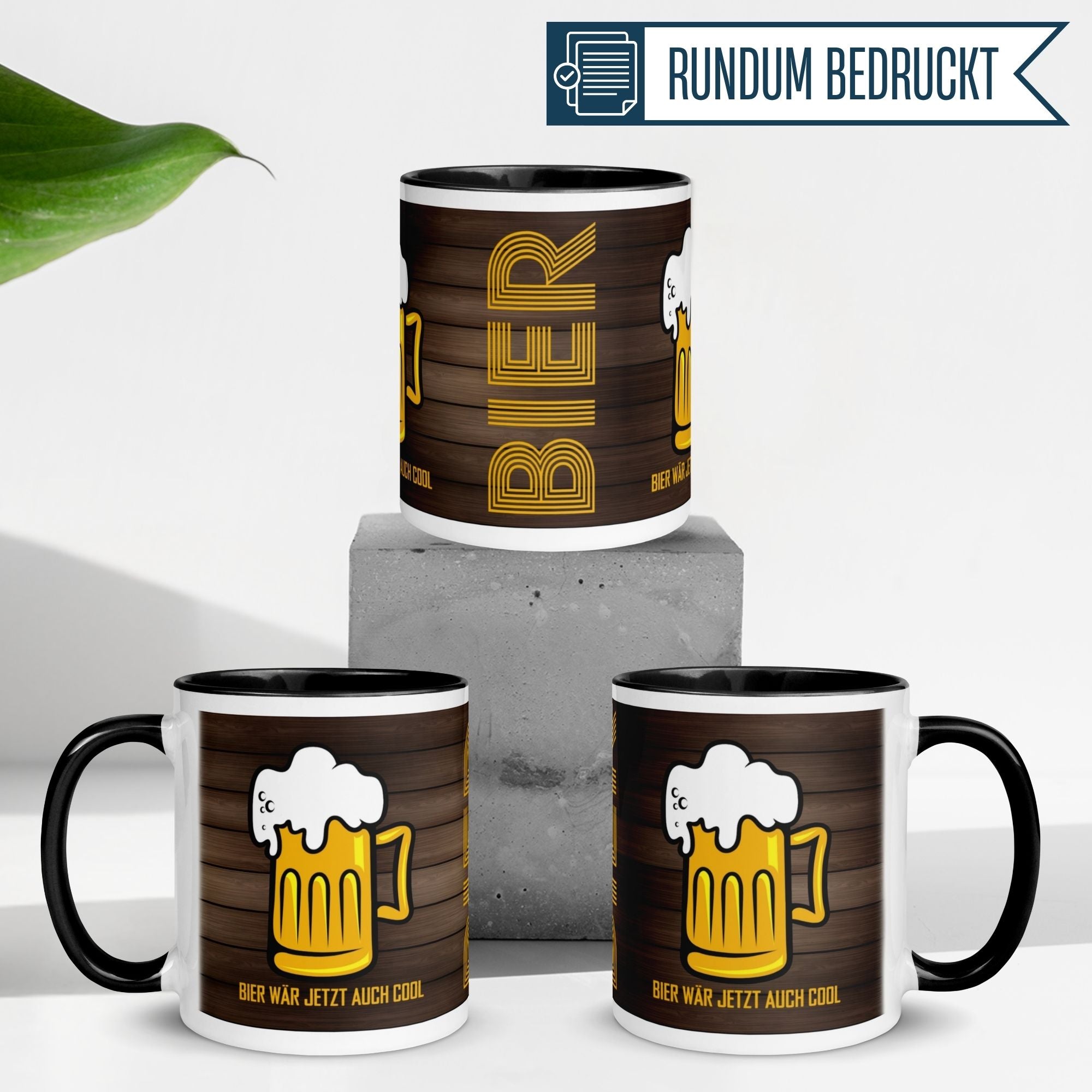 Momentals® Tasse mit Bier-Spruch: "Bier wär jetzt auch cool" auf stilvollem Holzdesign.