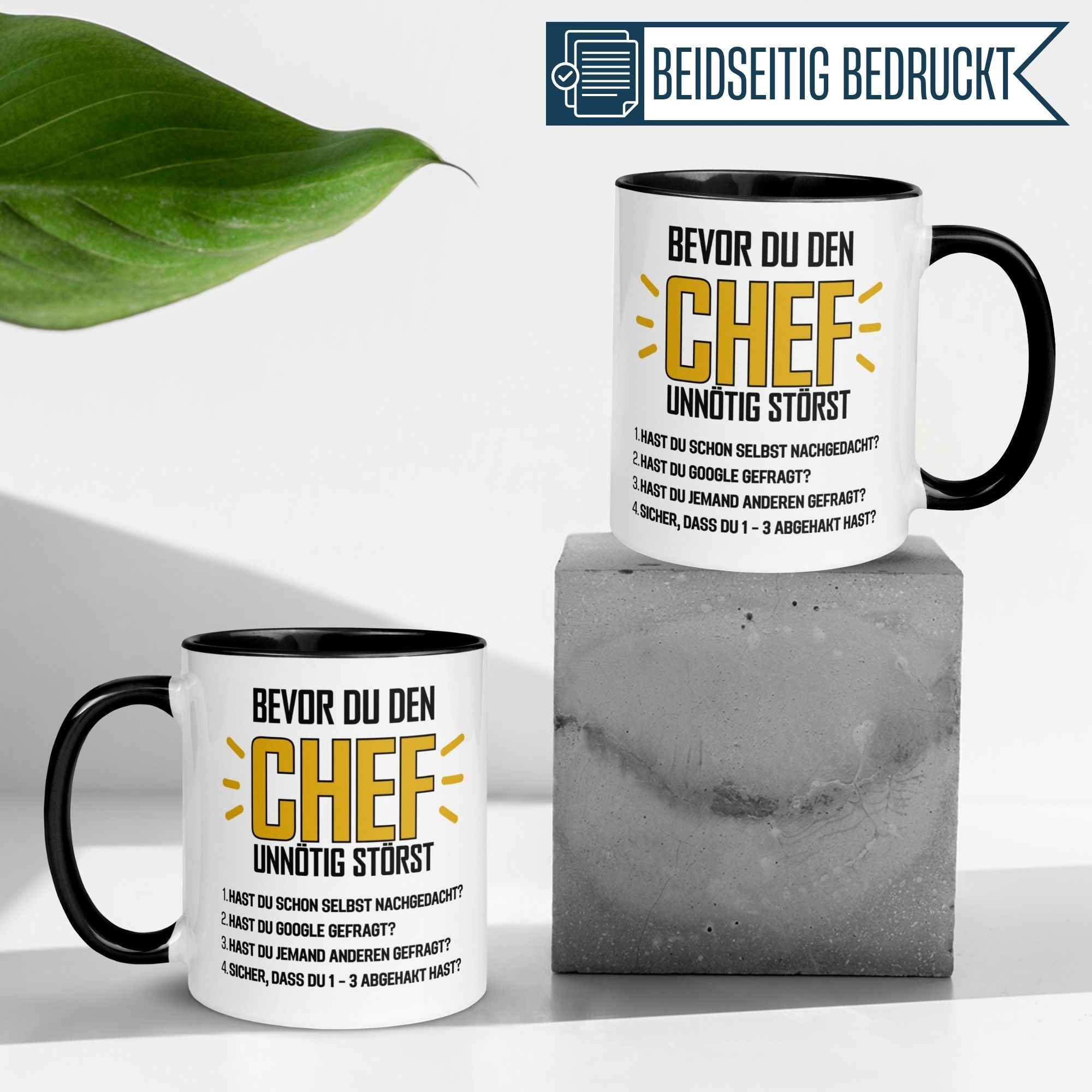 Momentals Tasse Chef mit witzigem Spruch "Bevor du den Chef unnötig störst" auf grauem Untergrund.