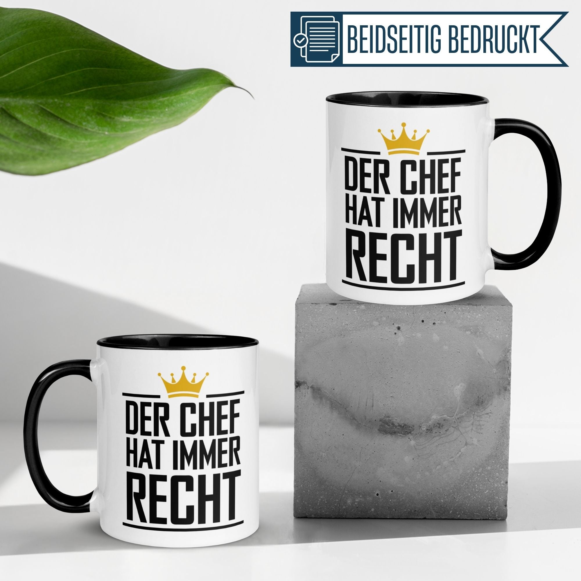 Momentals® Tasse Chef mit Spruch "Der Chef hat immer Recht" auf Betonsockel, ideal als humorvolles Geschenk.