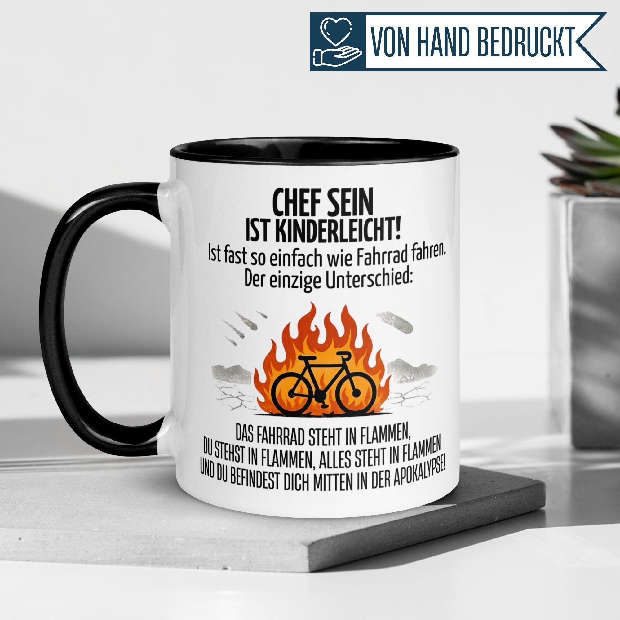 Momentals Tasse Chef mit apokalyptischem Fahrraddesign und humorvollem Spruch über das Chefsein.