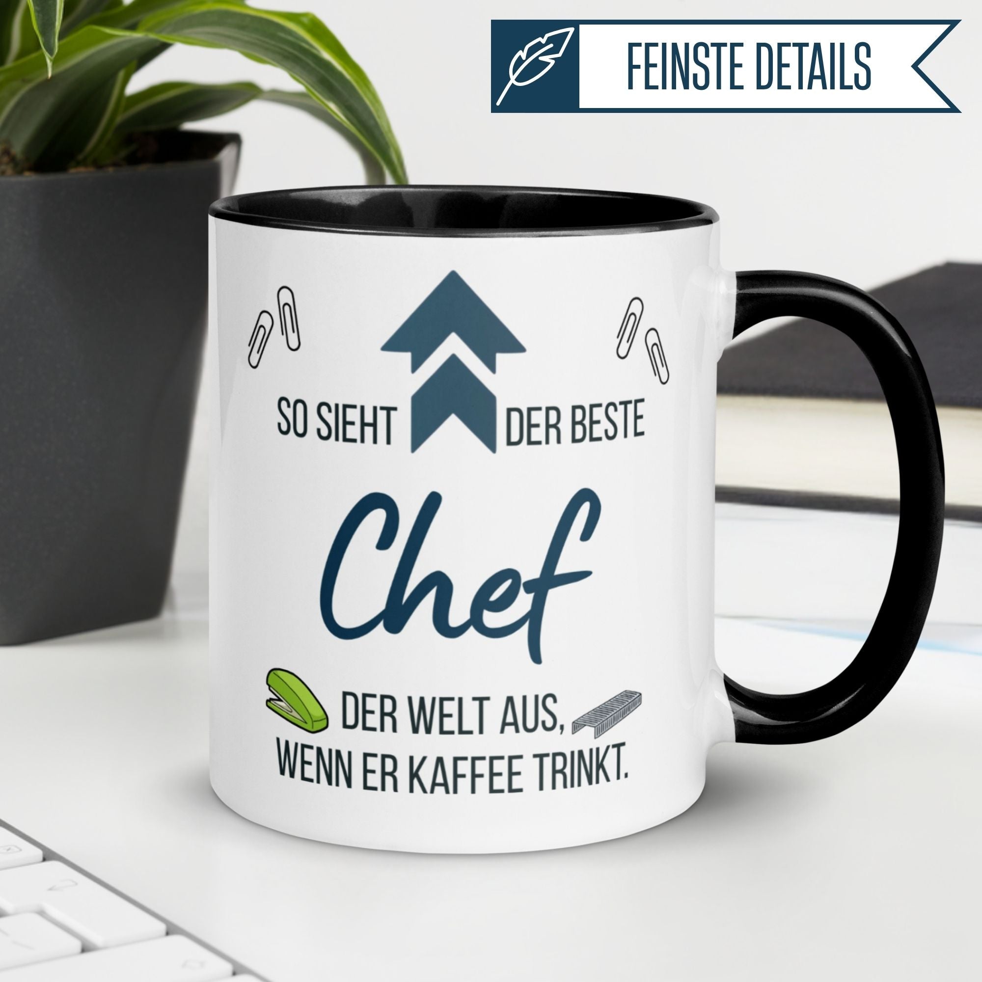 Momentals Tasse für den besten Chef mit humorvollem Spruch und schwarzem Henkel, ideal als Geschenk.