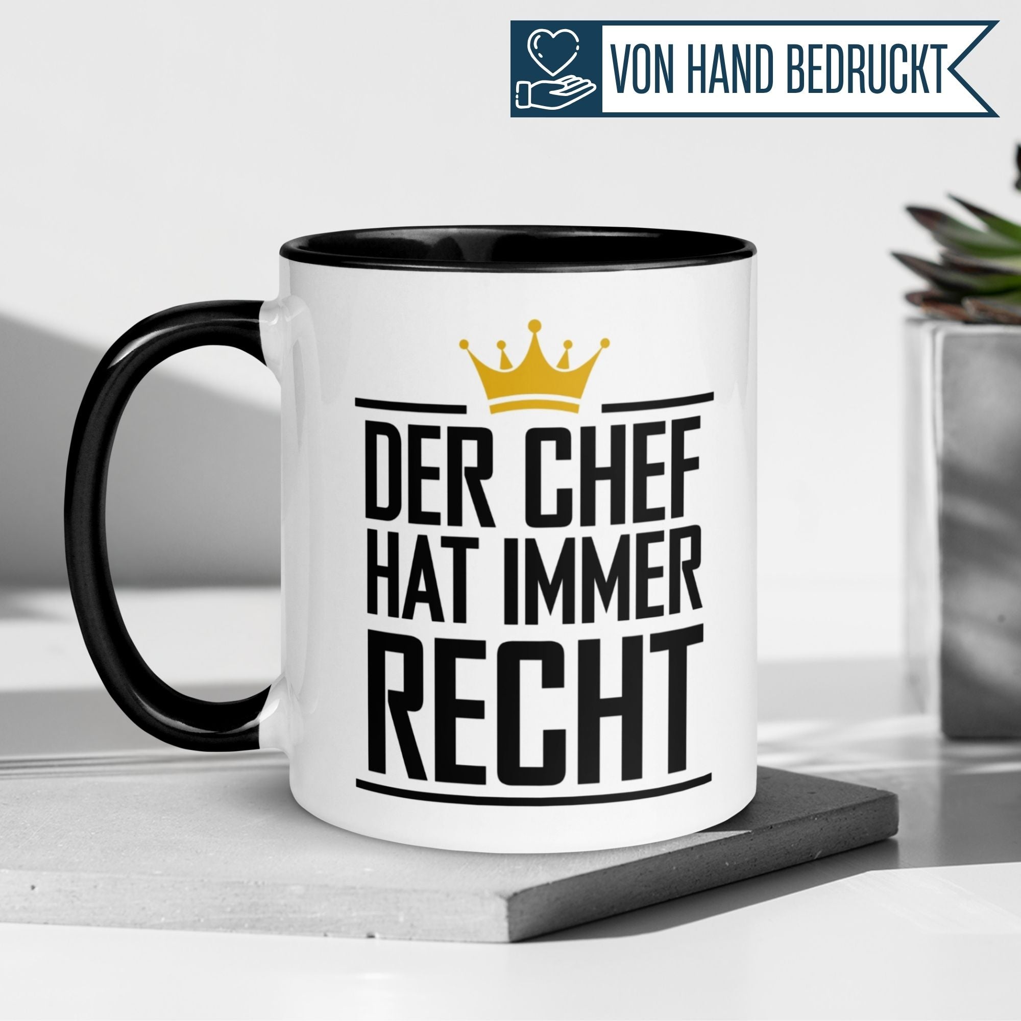 Momentals® Tasse Chef mit Spruch 'Der Chef hat immer Recht' auf einem Schreibtisch.