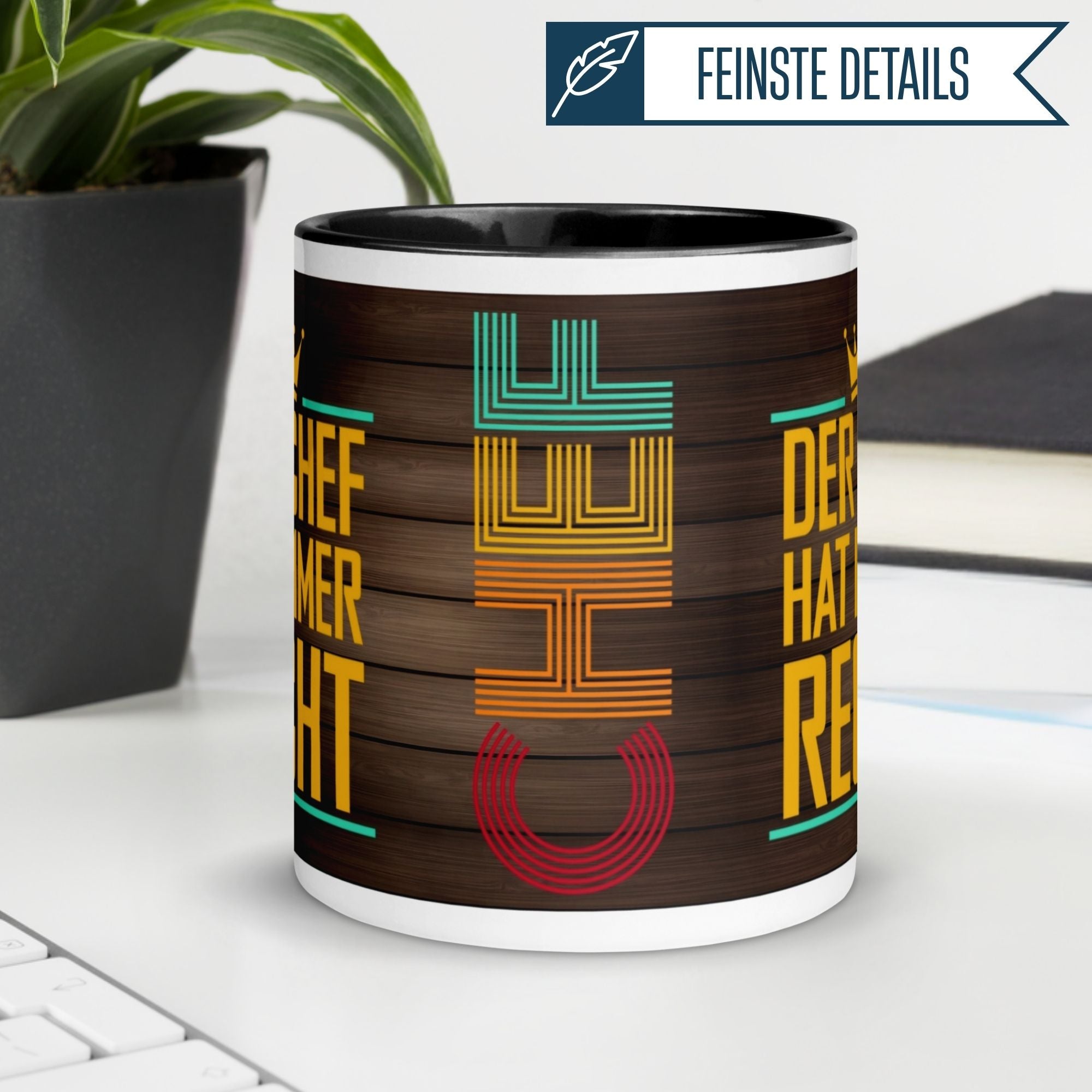 Bunte Momentals Tasse mit Spruch 'Der Chef hat immer Recht' für humorvolle Büromomente.