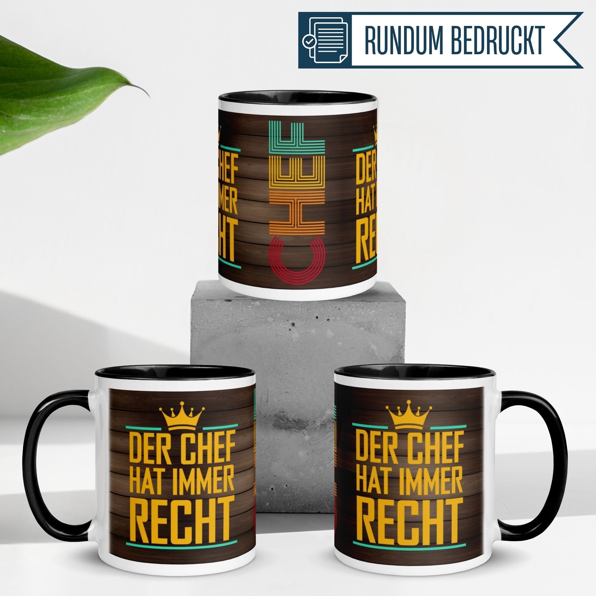 Momentals® Tasse Chef mit Spruch "Der Chef hat immer Recht" auf einem modernen Hintergrund.