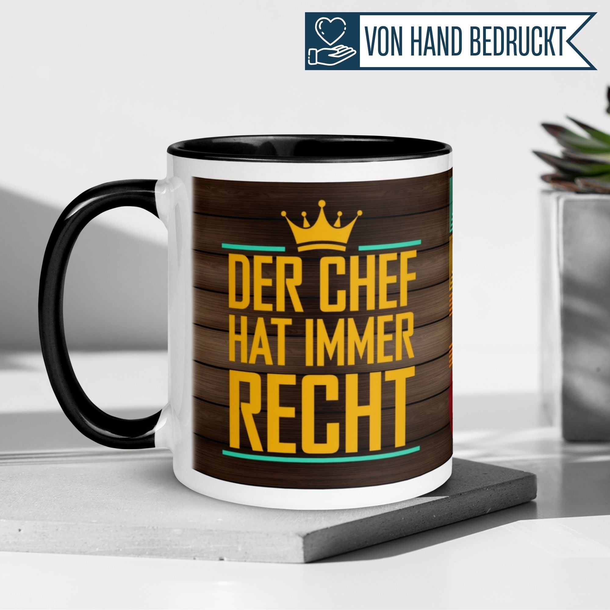 Momentals Tasse Chef mit Spruch 'Der Chef hat immer Recht' auf Holzhintergrund für humorvolle Geschenke.