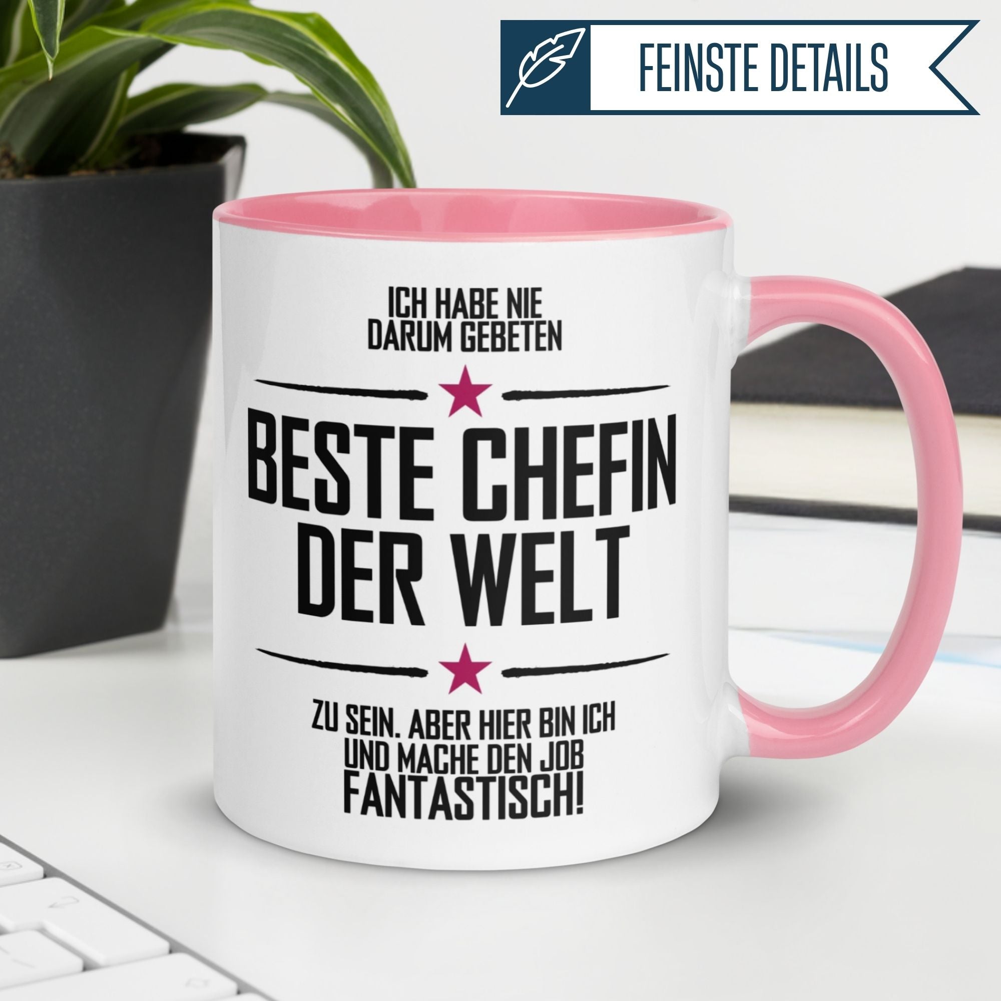 Momentals® Tasse für Chefin mit Humor, Spruch "Beste Chefin der Welt", pinker Henkel, ideales Geschenk für Wertschätzung.