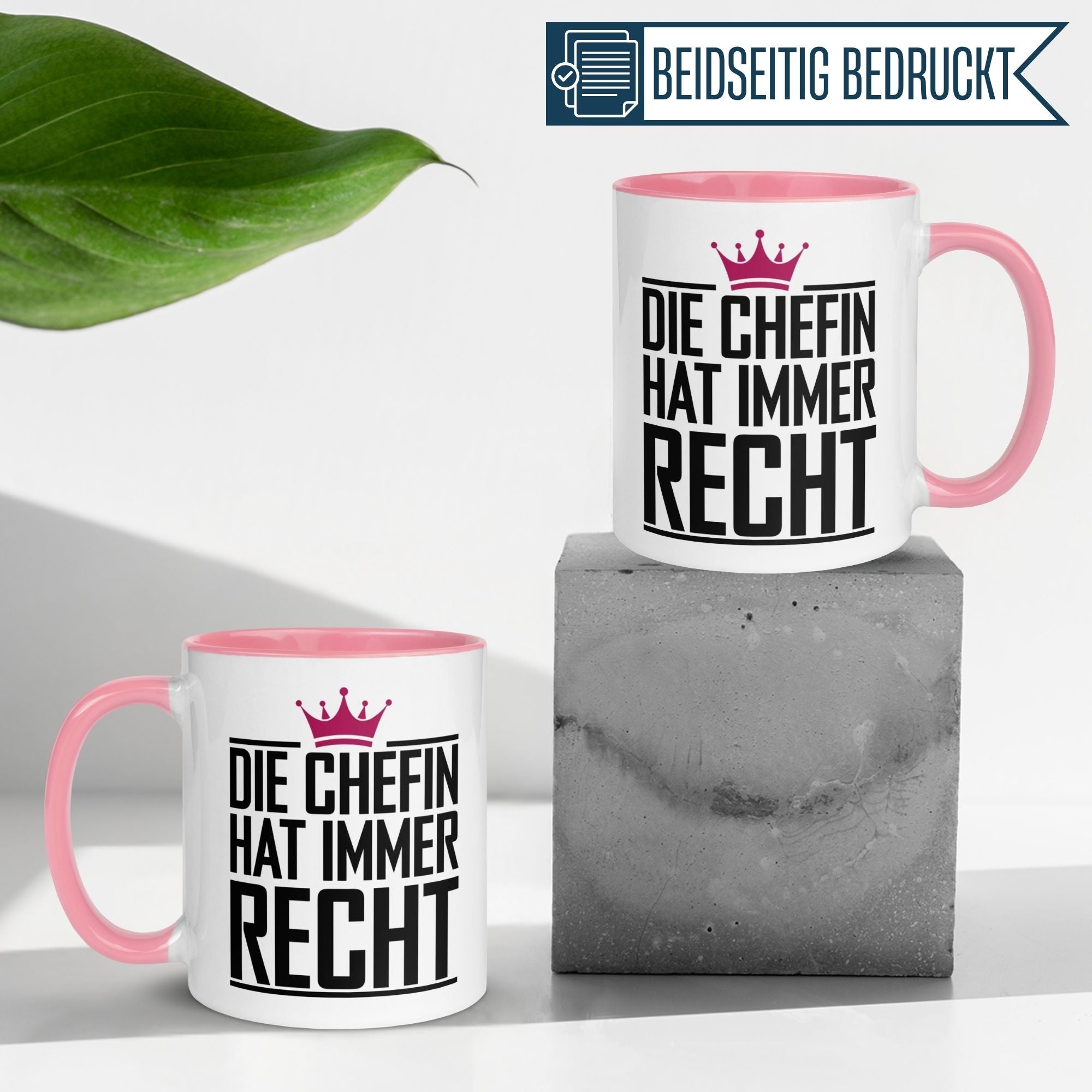 Momentals® Chefin Tasse mit Spruch "Die Chefin hat immer Recht" auf grauem Untergrund.