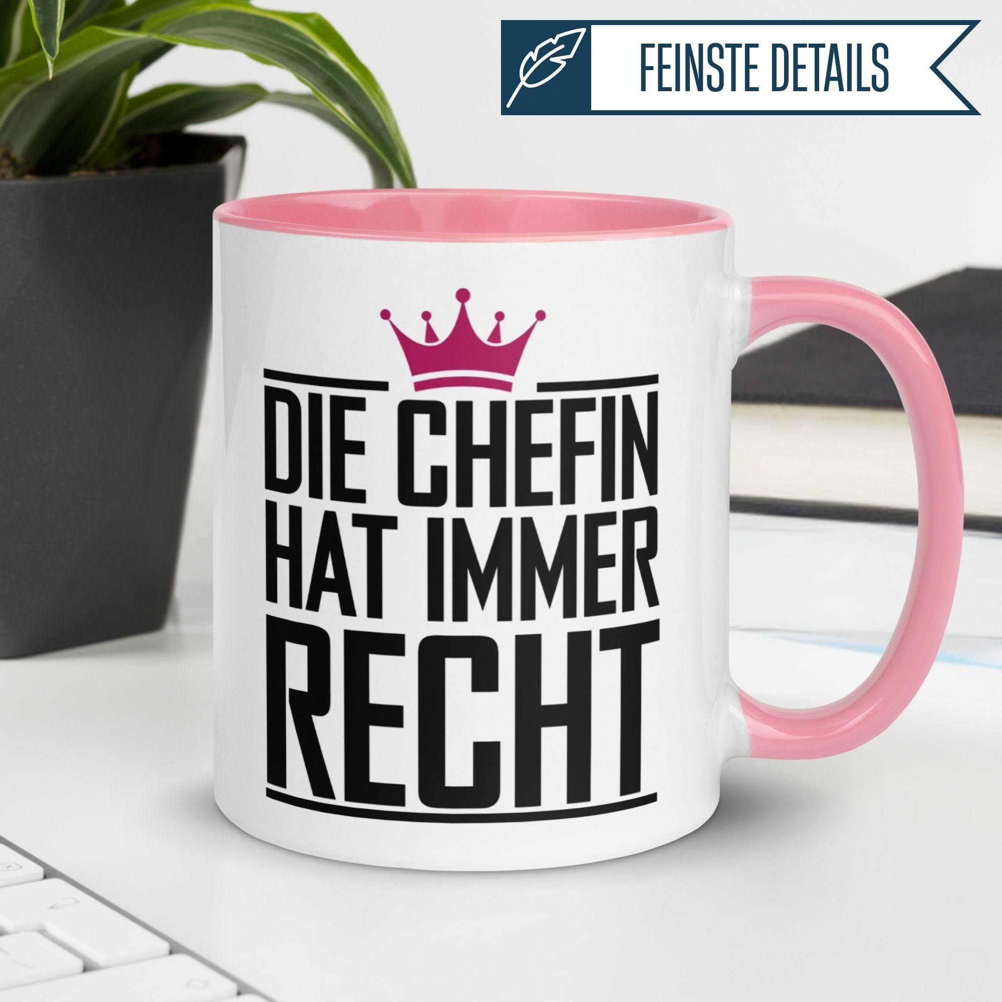 Momentals® Tasse Chefin mit Spruch "Die Chefin hat immer Recht" und pinkem Henkel, ideal als Geschenk.