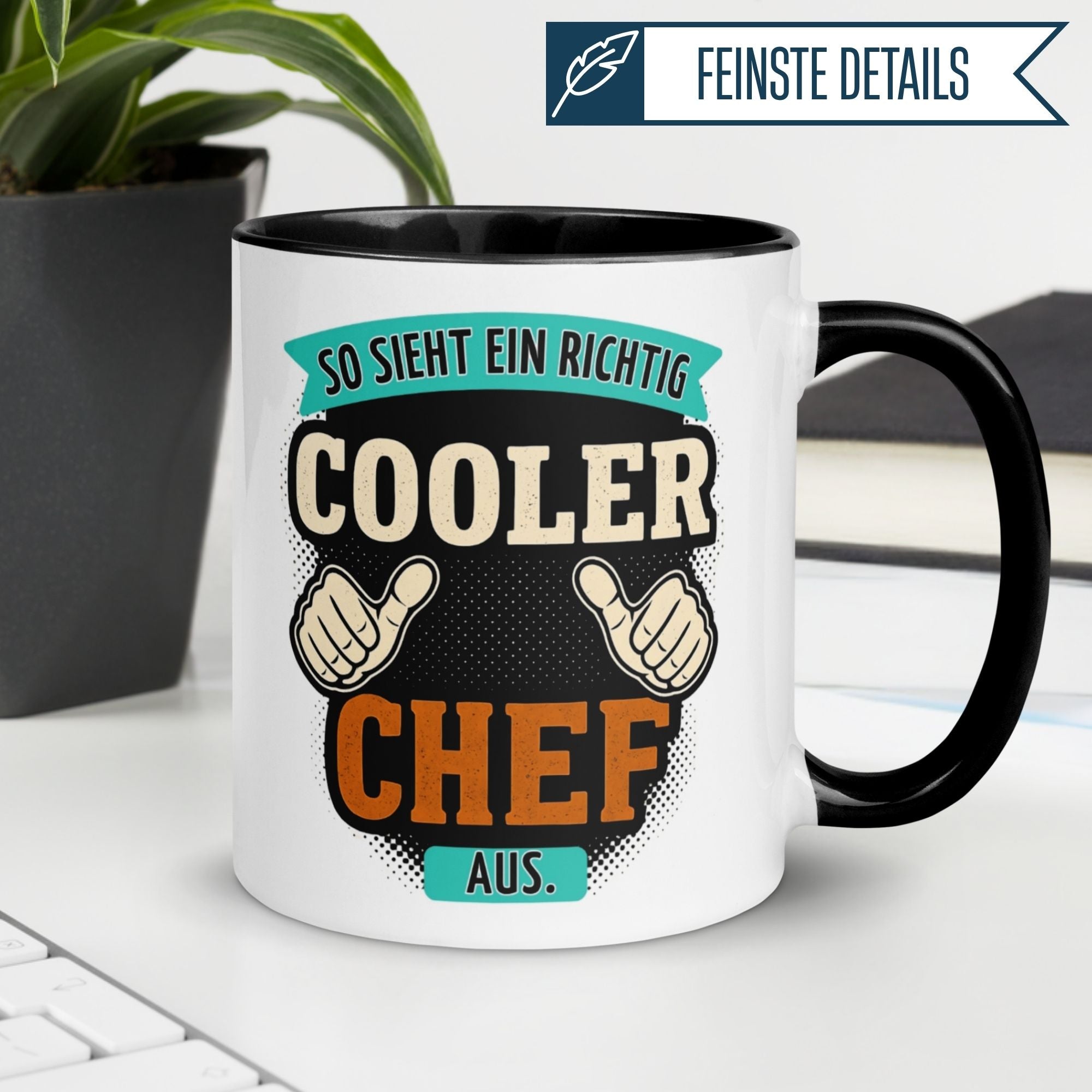 Momentals Tasse mit Aufschrift "So sieht ein richtig cooler Chef aus" und Daumen hoch Motiven