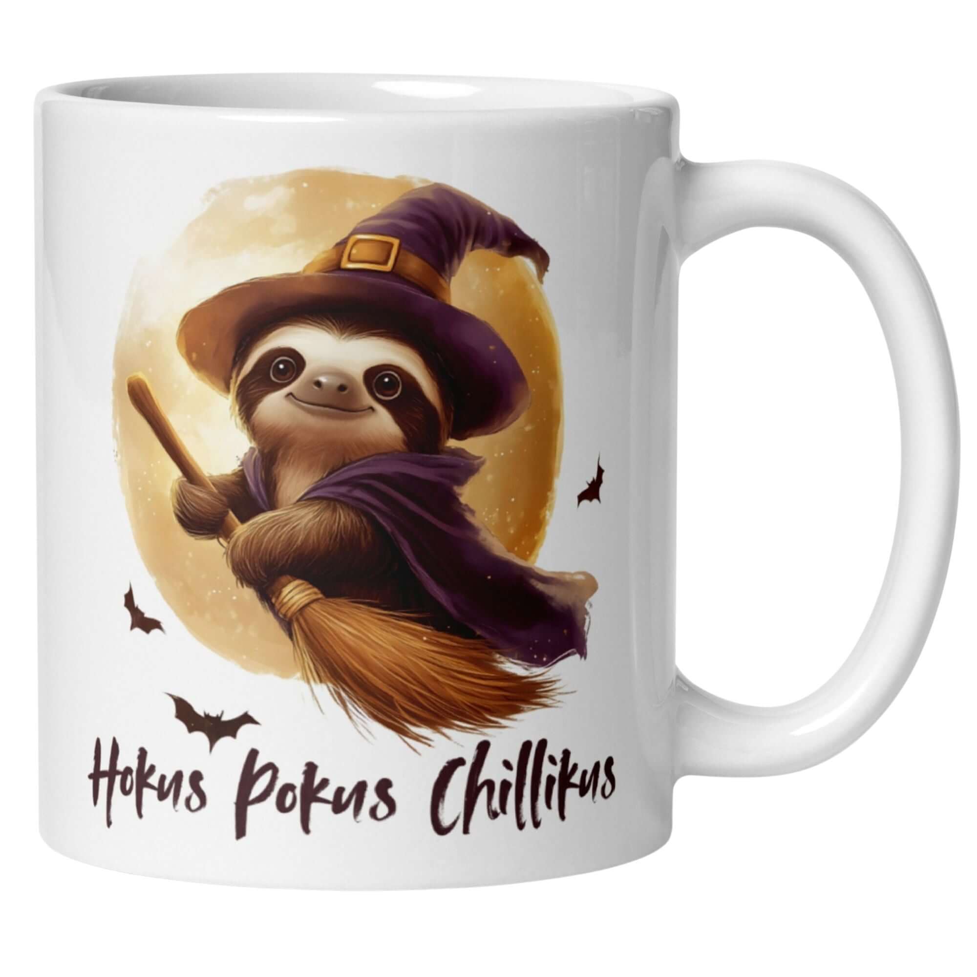 Kreative Tasse mit Faultier im Hexenkostüm und Spruch "Hokus Pokus Chillikus", ideal für entspannte Momente.