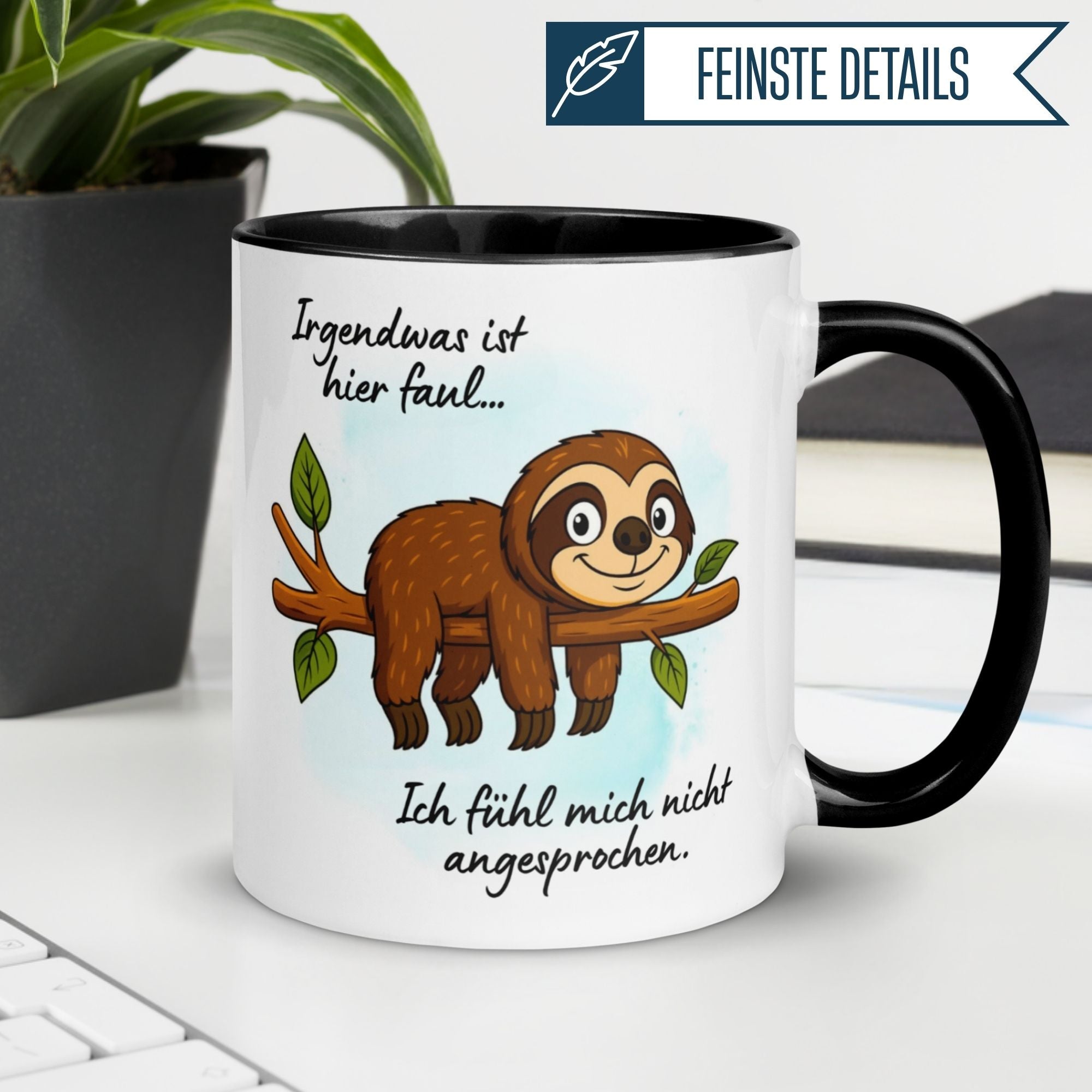 Niedliche Faultier Tasse mit Spruch "Irgendwas ist hier faul" für entspannte Morgenmomente.