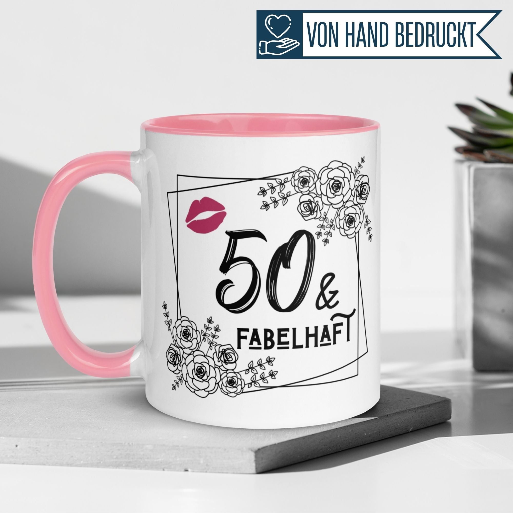Momentals® Geburtstagstasse für Frauen mit Spruch "50 & Fabelhaft" und floralen Motiven.