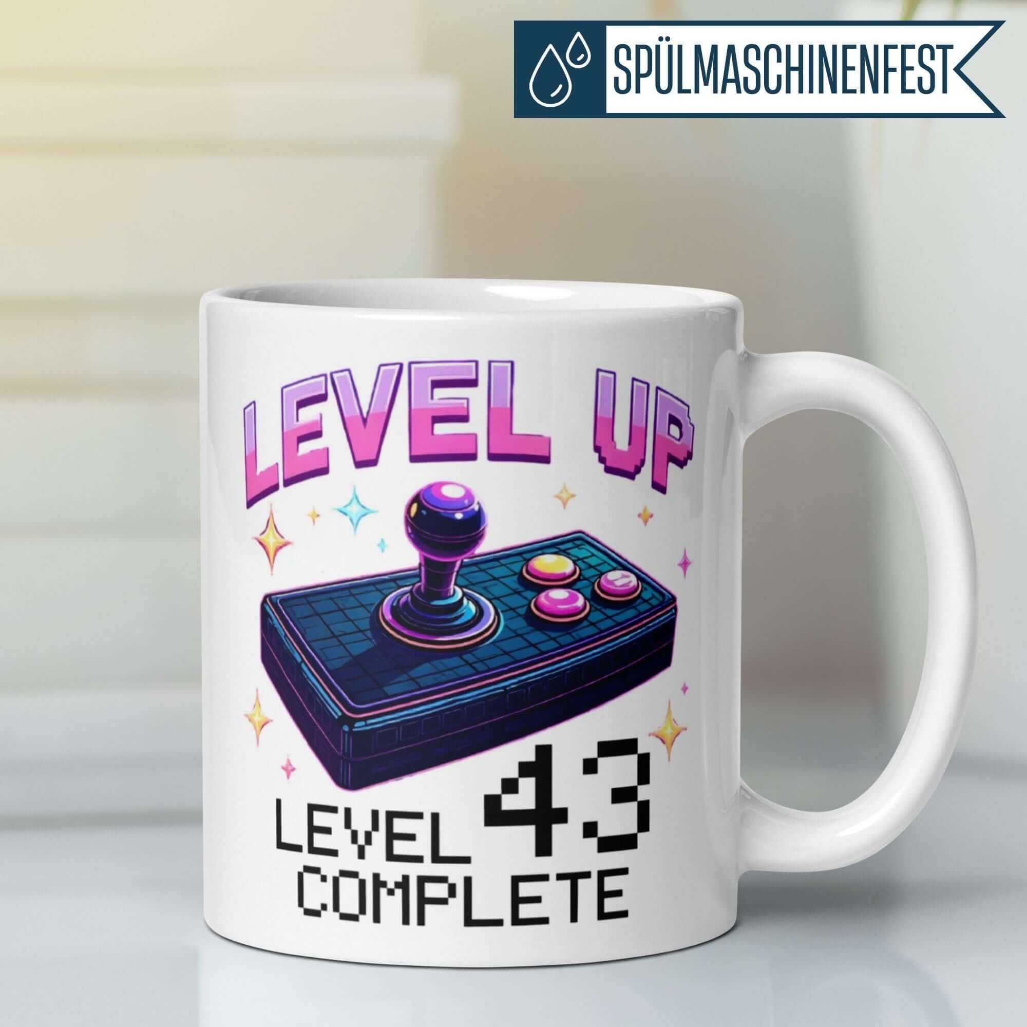 Momentals® Tasse zum 43. Geburtstag mit Joystick-Motiv und Spruch 'Level 43 Complete' für Gamer.