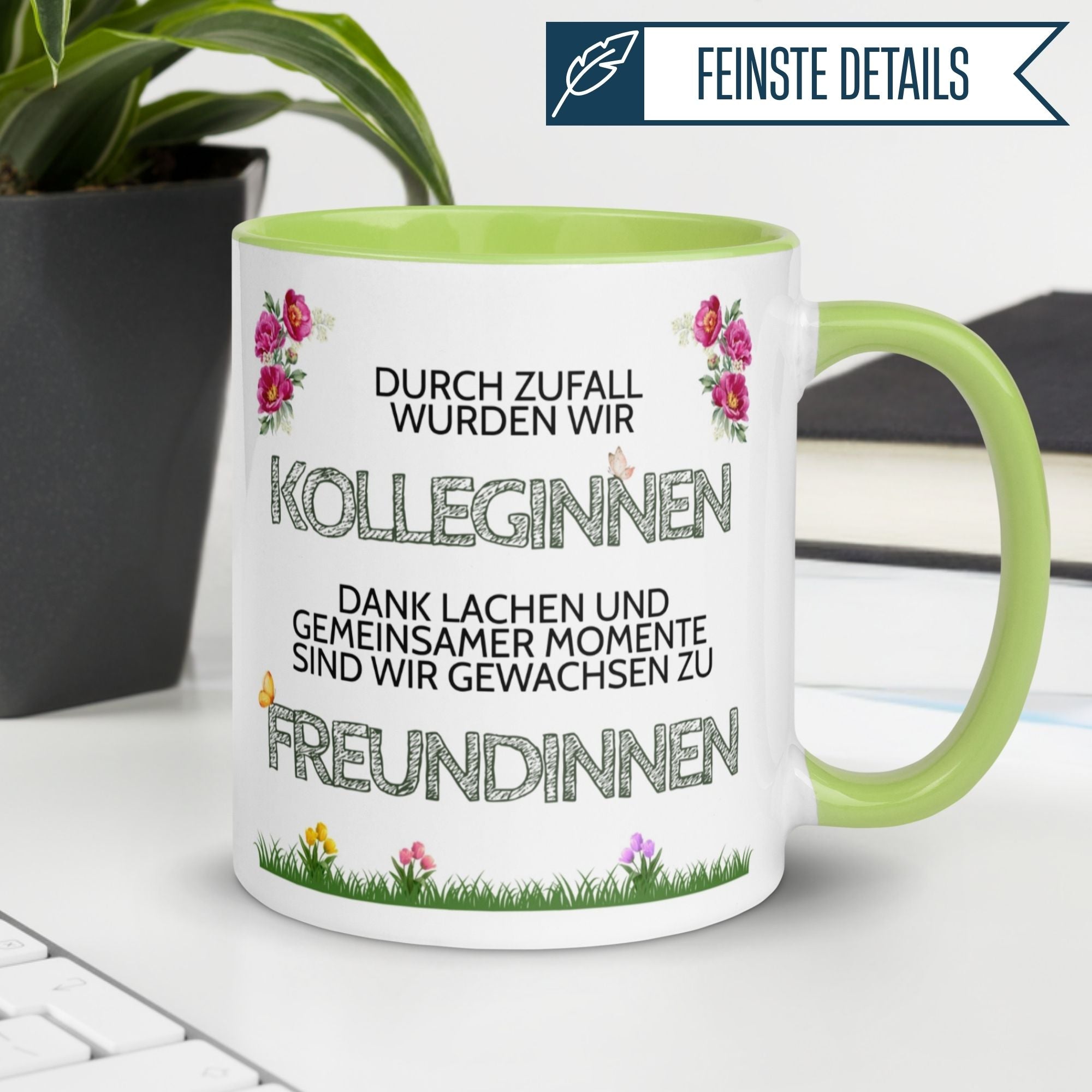 Momentals Tasse mit Spruch über Freundschaft zwischen Kolleginnen, fröhliches Blumenmotiv und grünem Henkel.