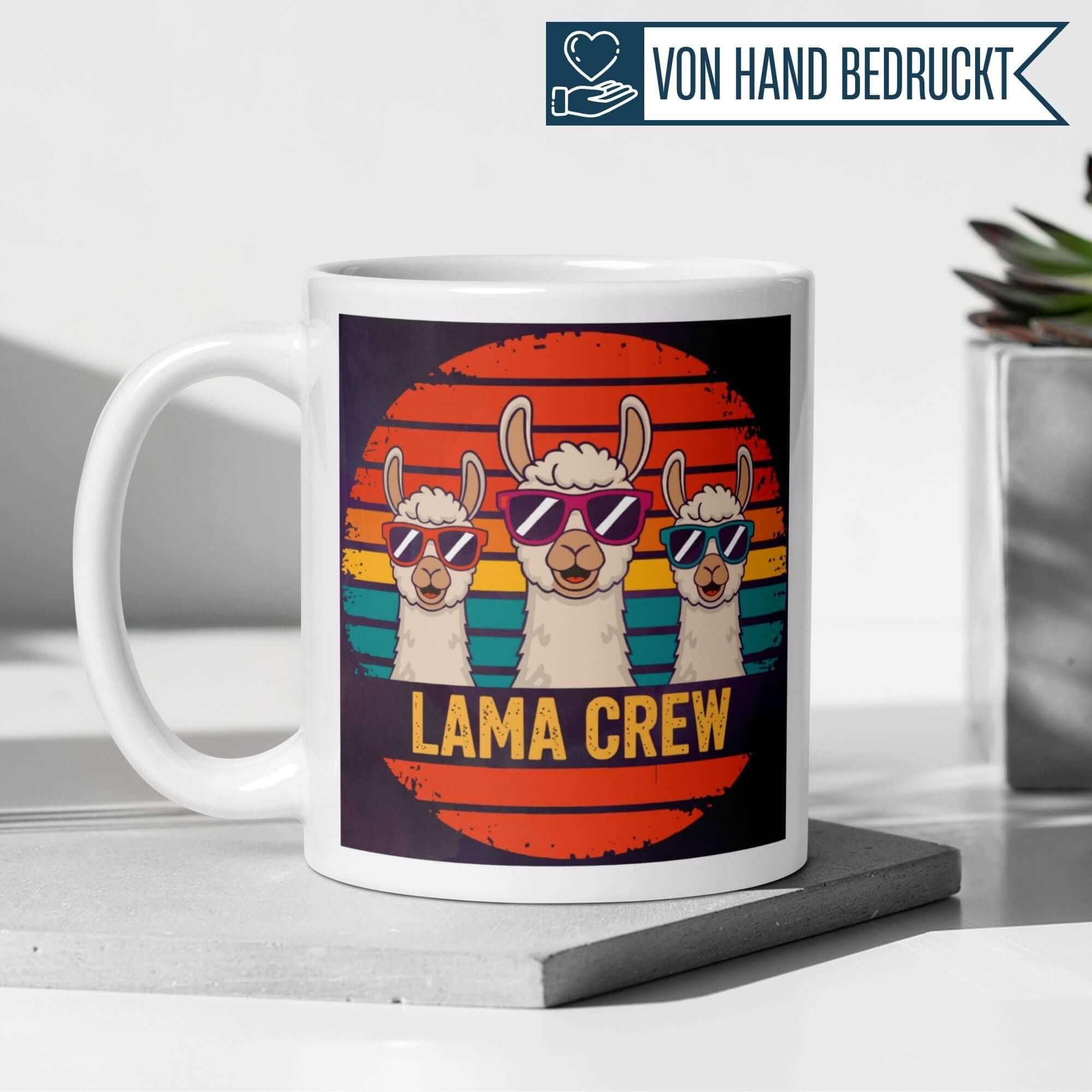 Momentals Lama Tasse mit drei Lamas in Sonnenbrillen vor Retro-Hintergrund, lustiges Design für Tierliebhaber.