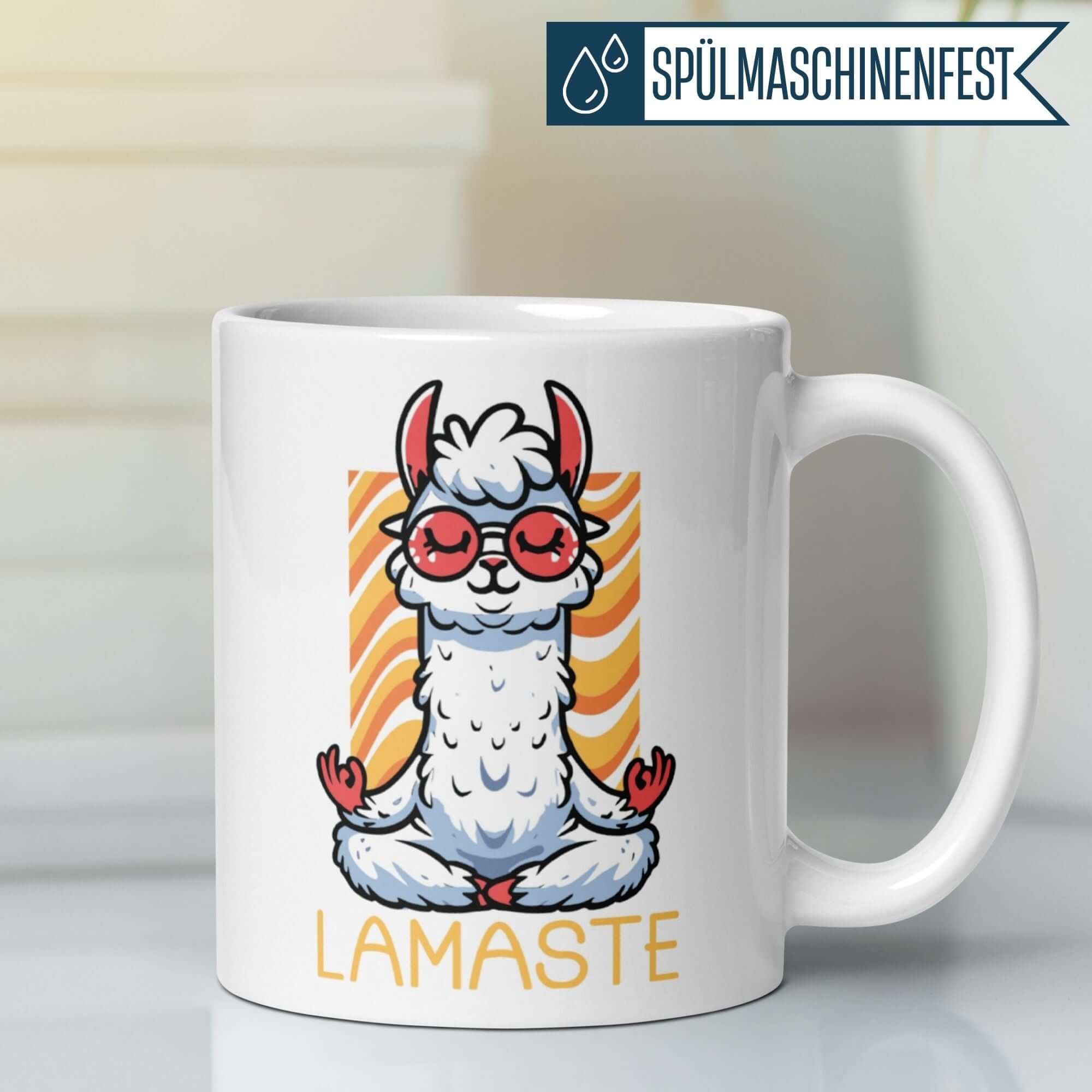 Momentals Lama Tasse mit Sonnenbrille und Schriftzug 'Lamaste' für tierliebende Yoga-Fans.