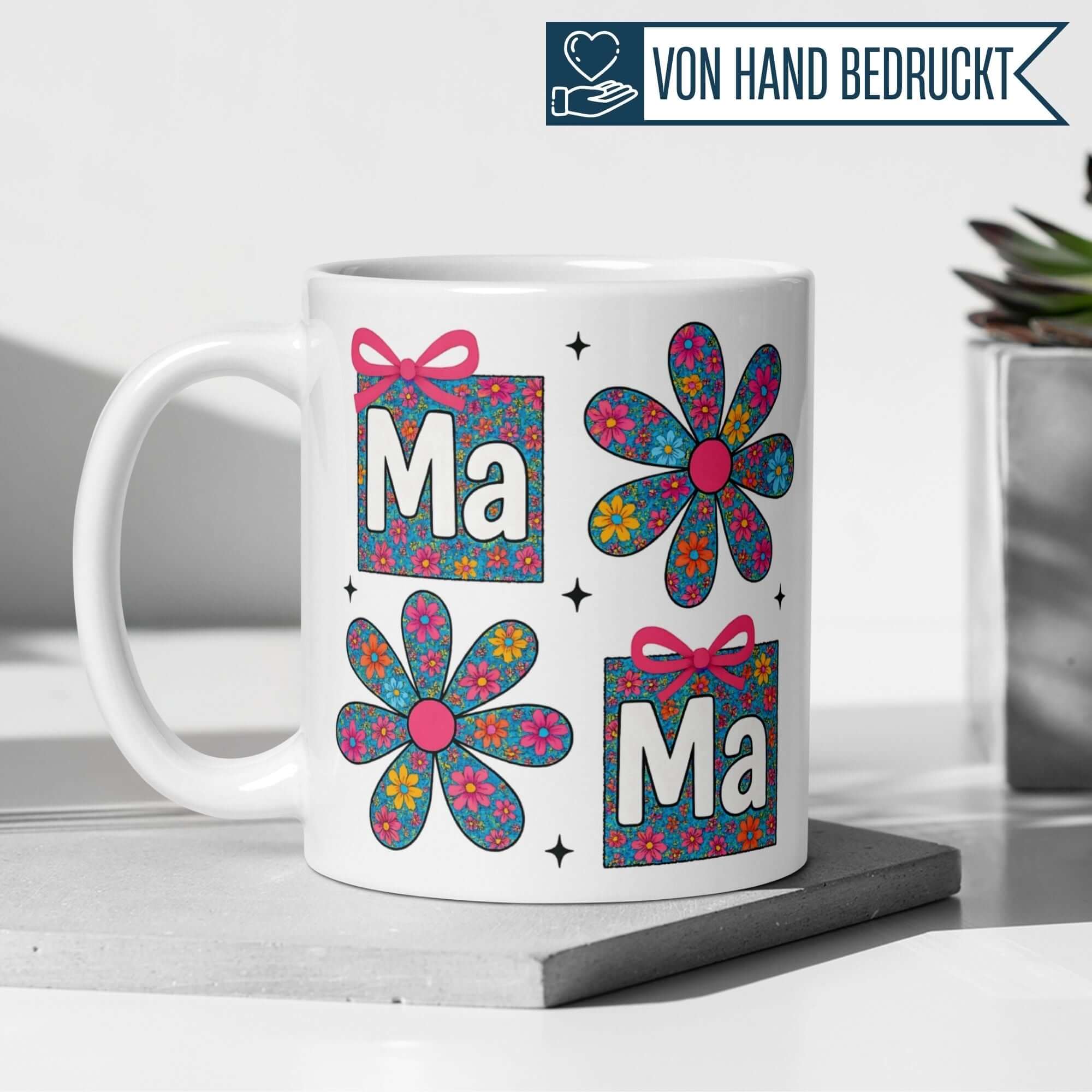 Momentals Tasse Mama mit bunten Blumen und Retro-Muster in Pink und Blau, ideal für Flower-Power-Liebhaber.