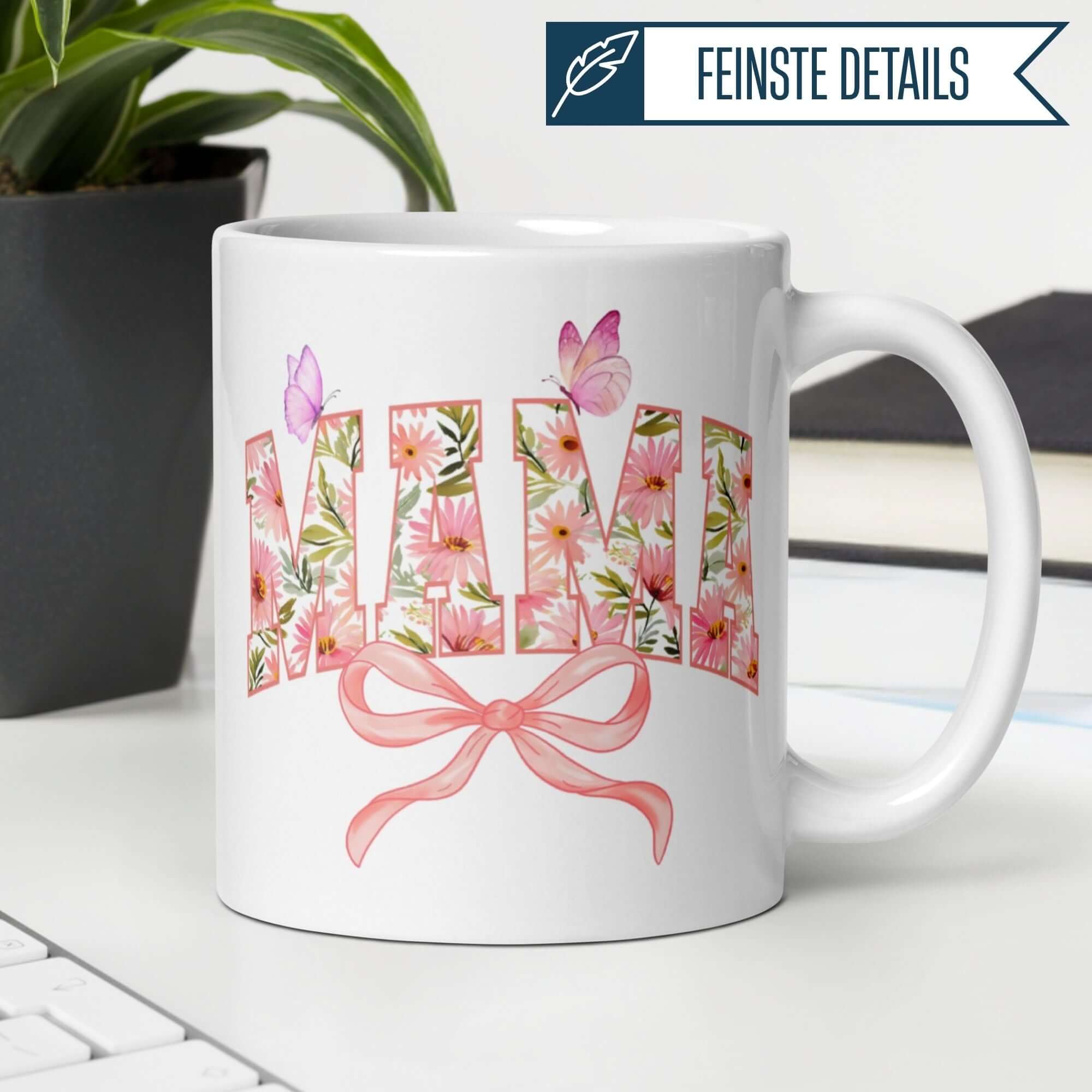 Wunderschöne Mama-Tasse mit Blumen, Schmetterlingen und rosa Schleife für liebevolle Geschenke.