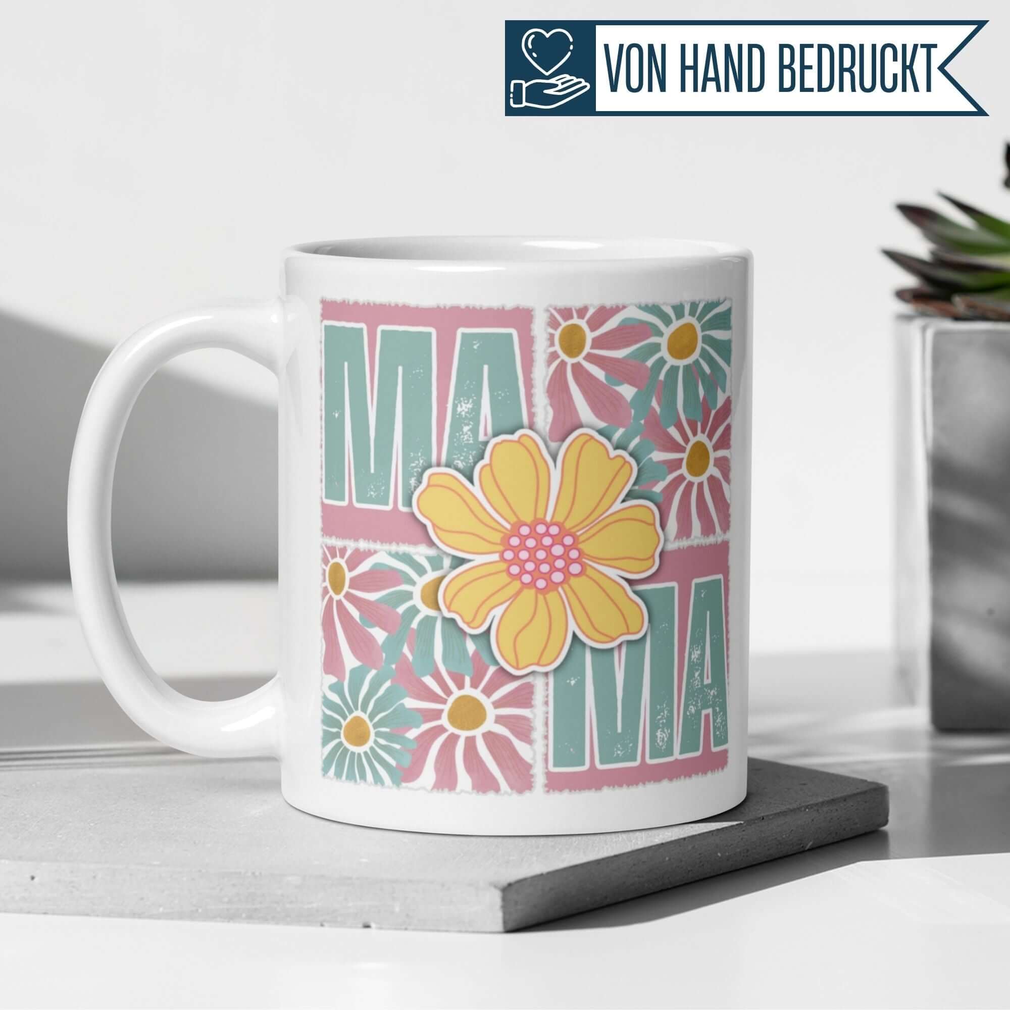 Momentals® Tasse Mama mit buntem Blumenmuster und Retrostil in Pastellfarben für Mamas.