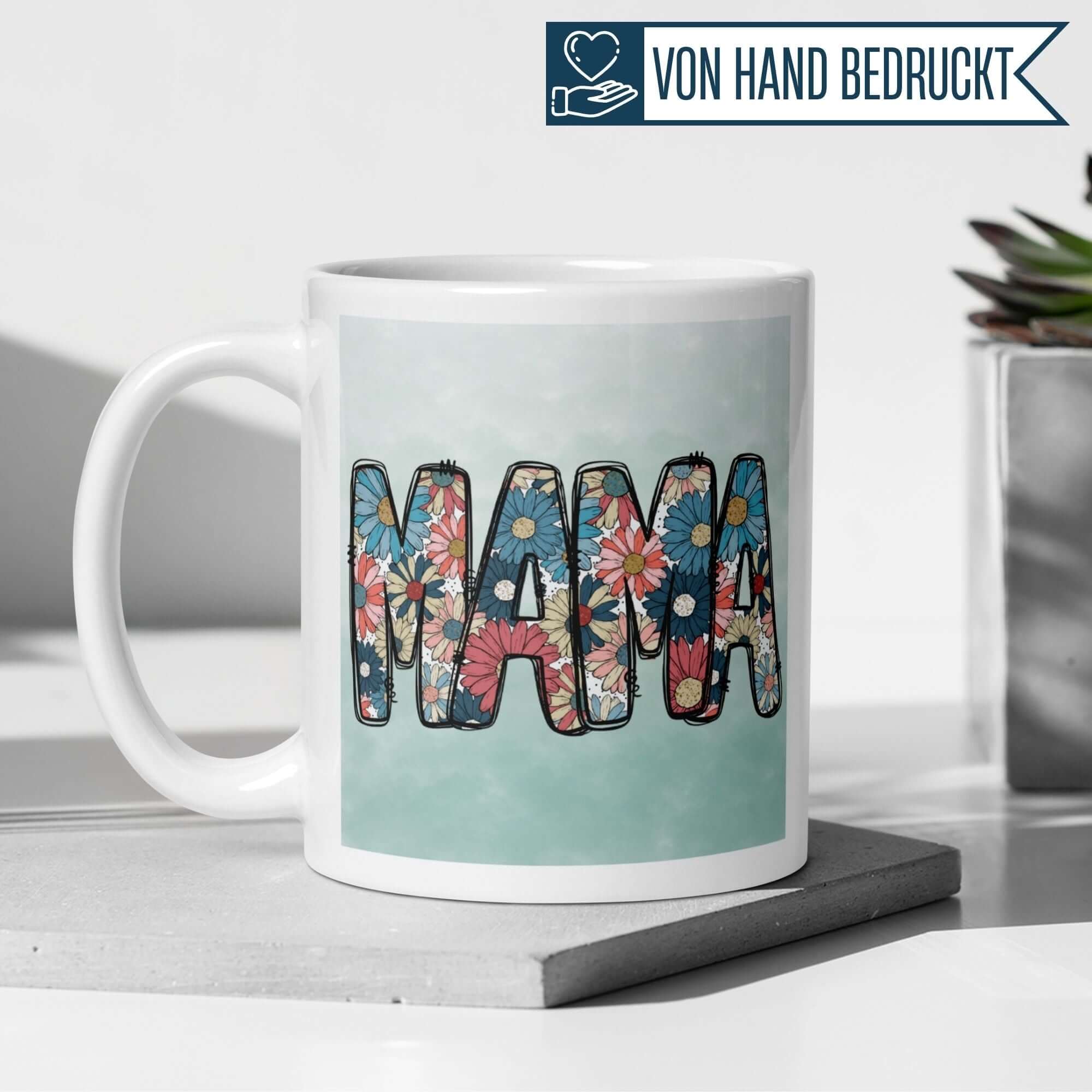 Bunte Mama-Tasse mit Blumenmuster auf Mint, handgezeichnet für Gartenliebe und kreative Geschenke.
