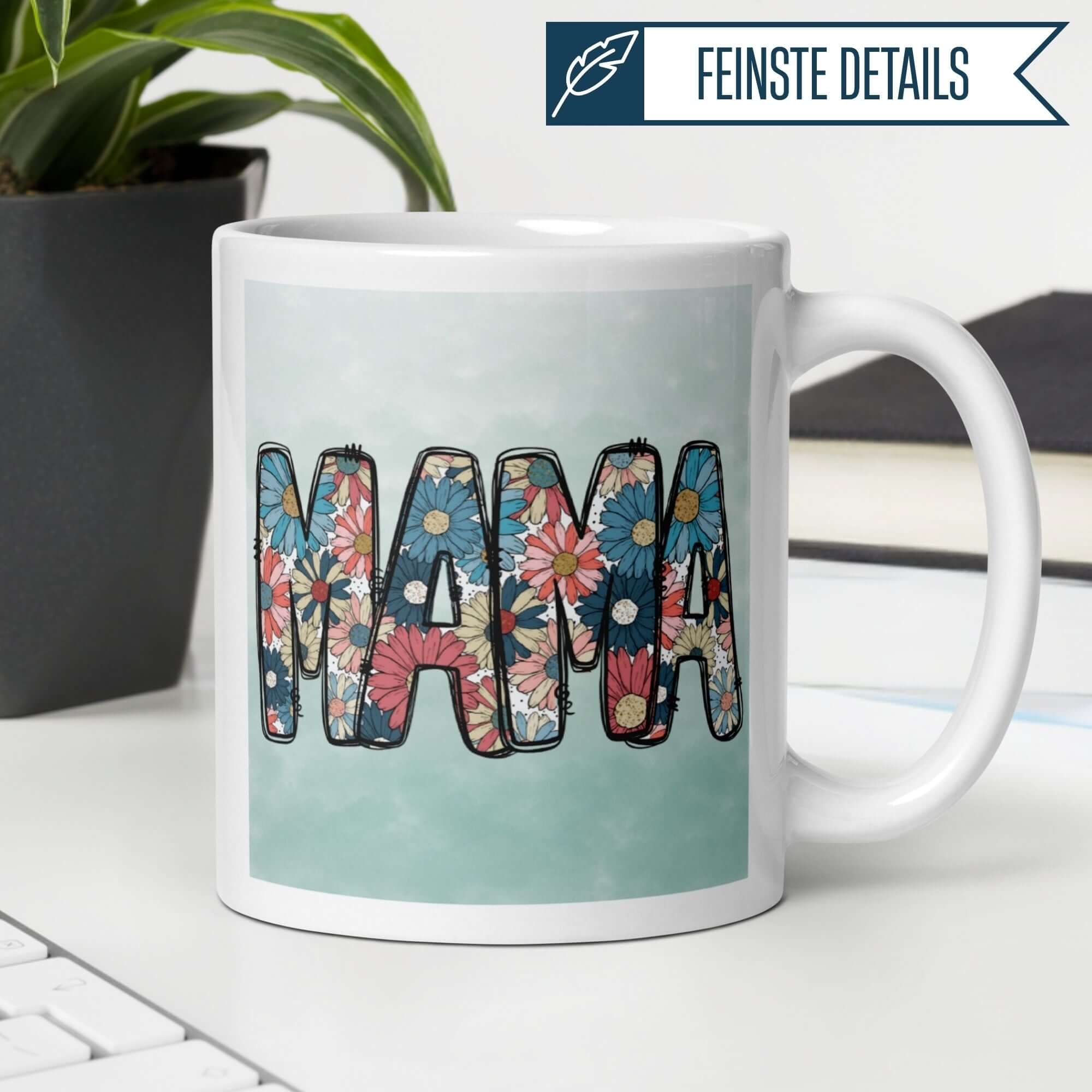 Bunte Mama-Tasse mit Blumenmuster auf mintgrünem Hintergrund, perfekt für besondere Anlässe.